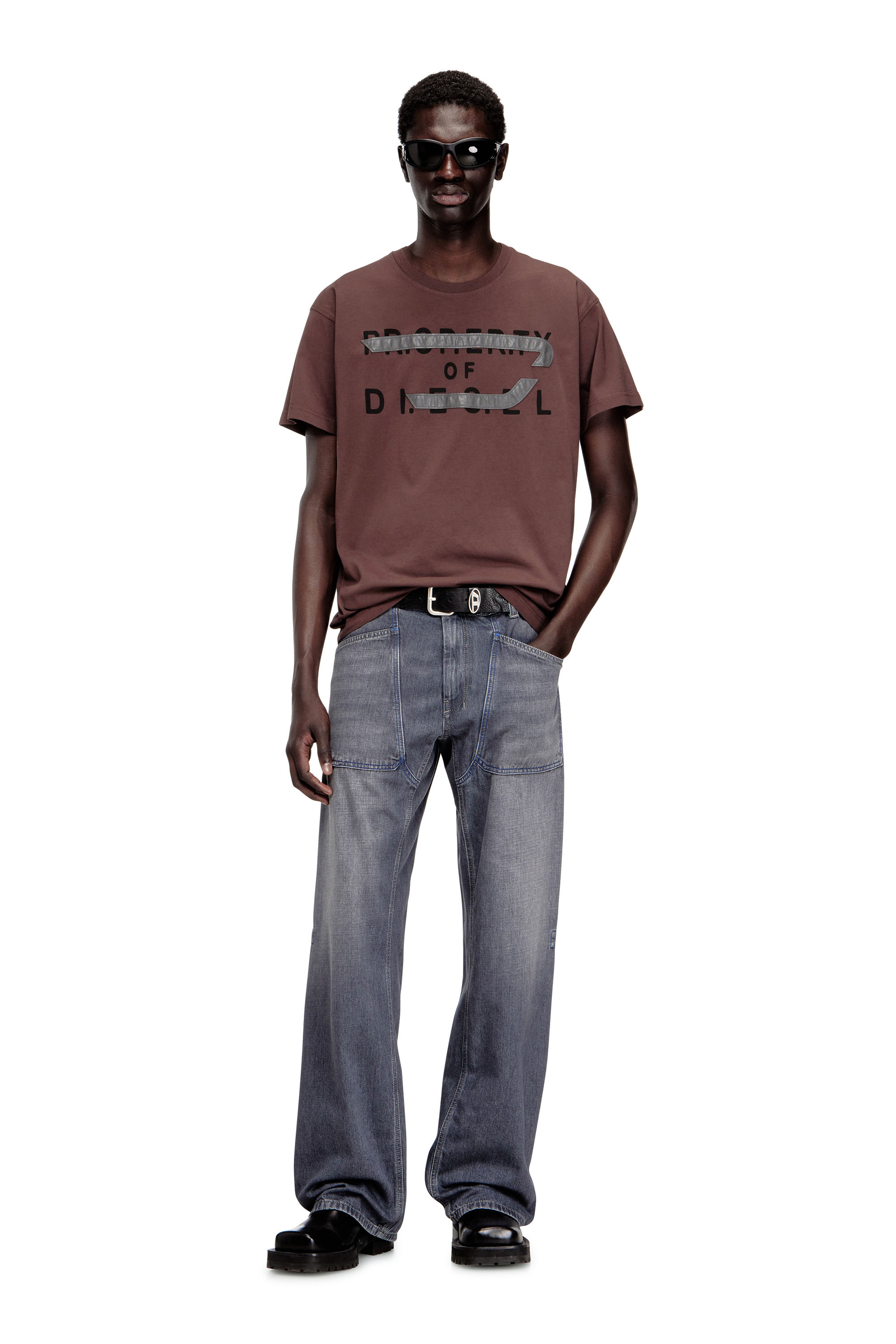 Diesel - T-NORM-V11, T-shirt regular con applicazione D Uomo in Marrone - 2
