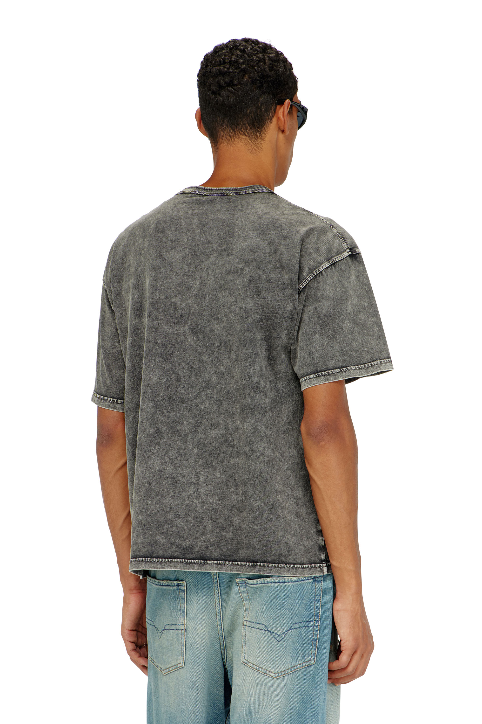 Diesel - T-BOXT-DEN, T-shirt in cotone dal taglio rilassato con applicazione Oval D Uomo in Nero - 4