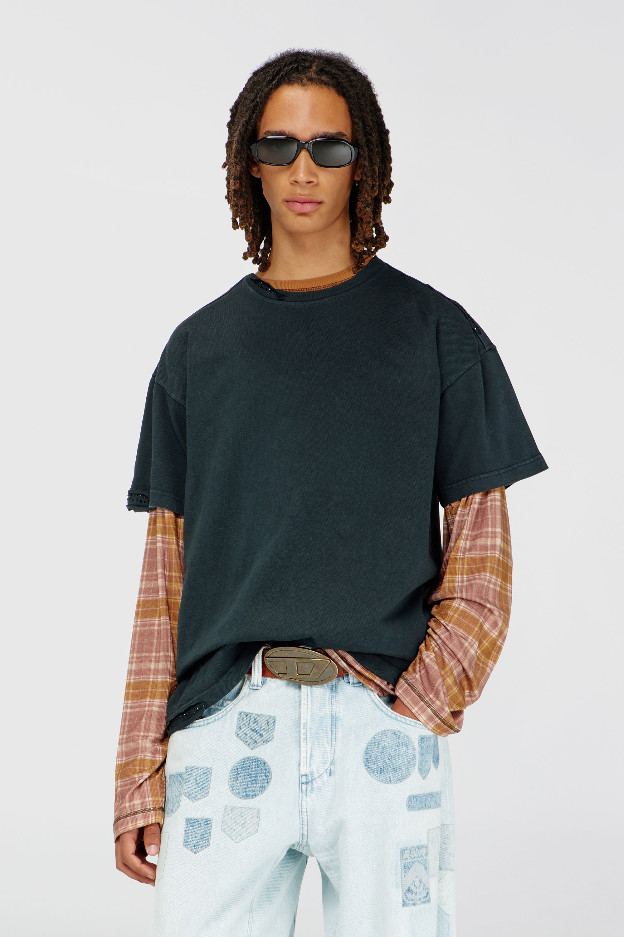 Diesel - T-NORM-CRYSTALS, T-shirt con bordi sfrangiati e dettagli in cristallo Uomo in Nero - 2