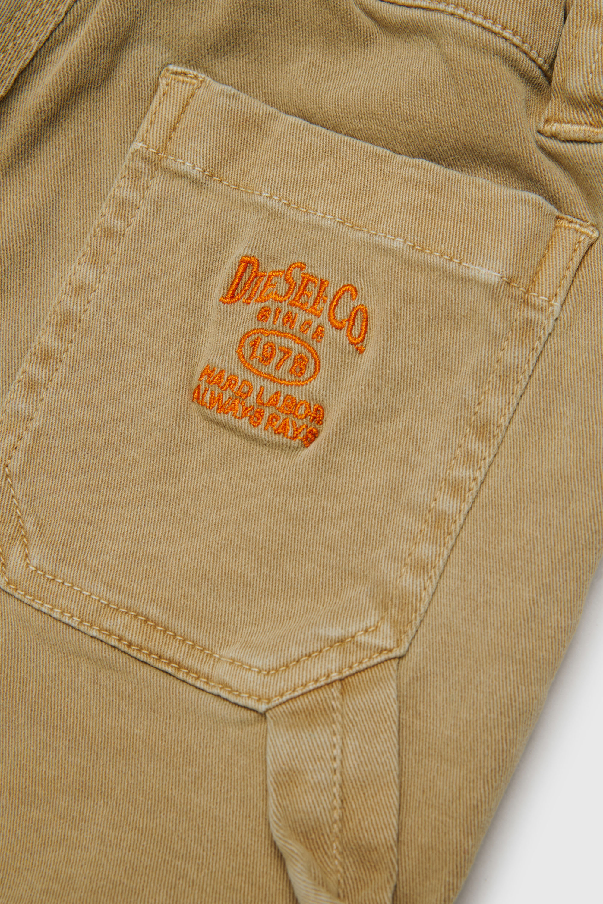 Diesel - PELINIB, Pantaloni stile workwear in cotone stretch Uomo in Marrone - 4