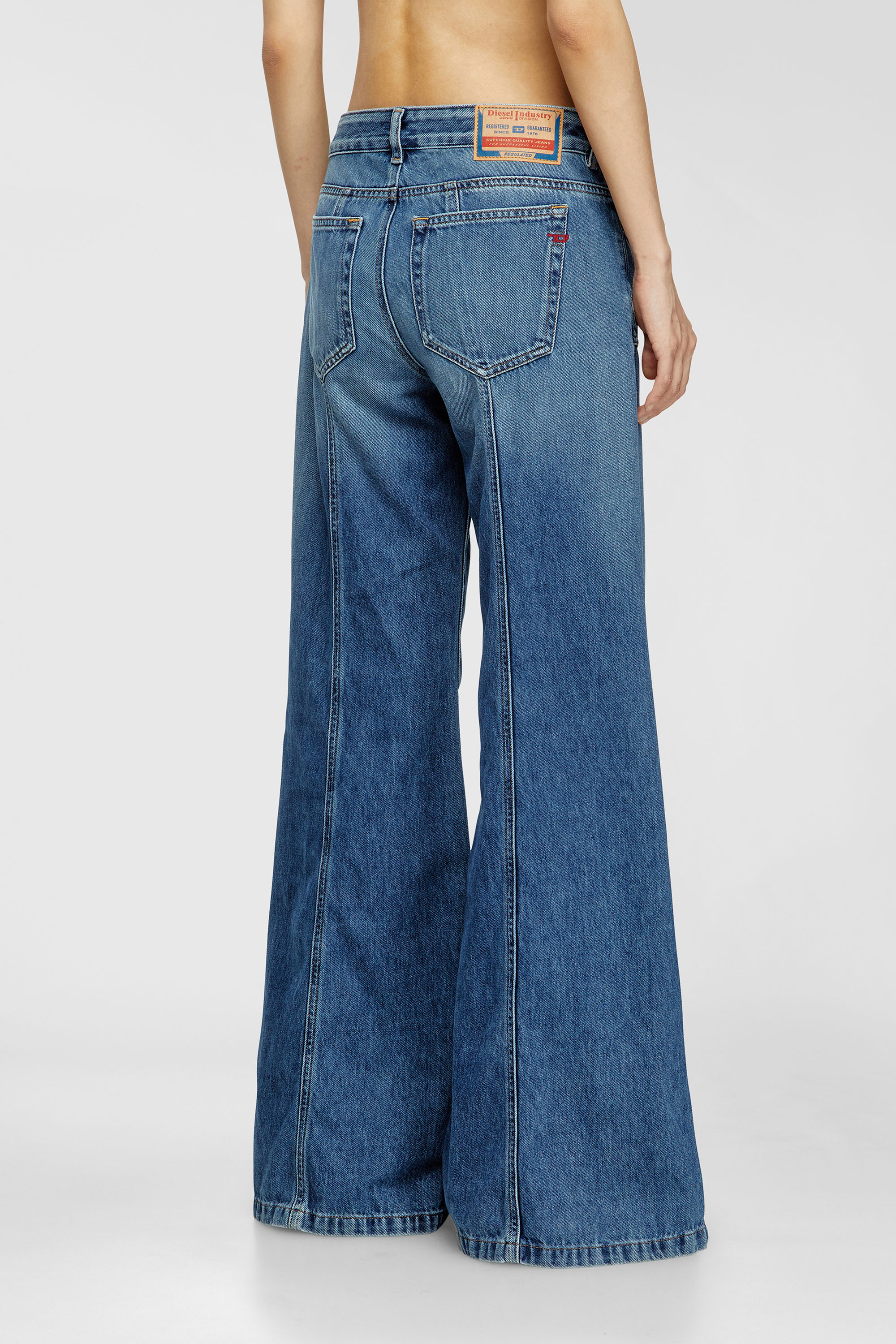 Diesel - Flare Jeans D-Akii 09M56 Donna, Blu medio - Image 3