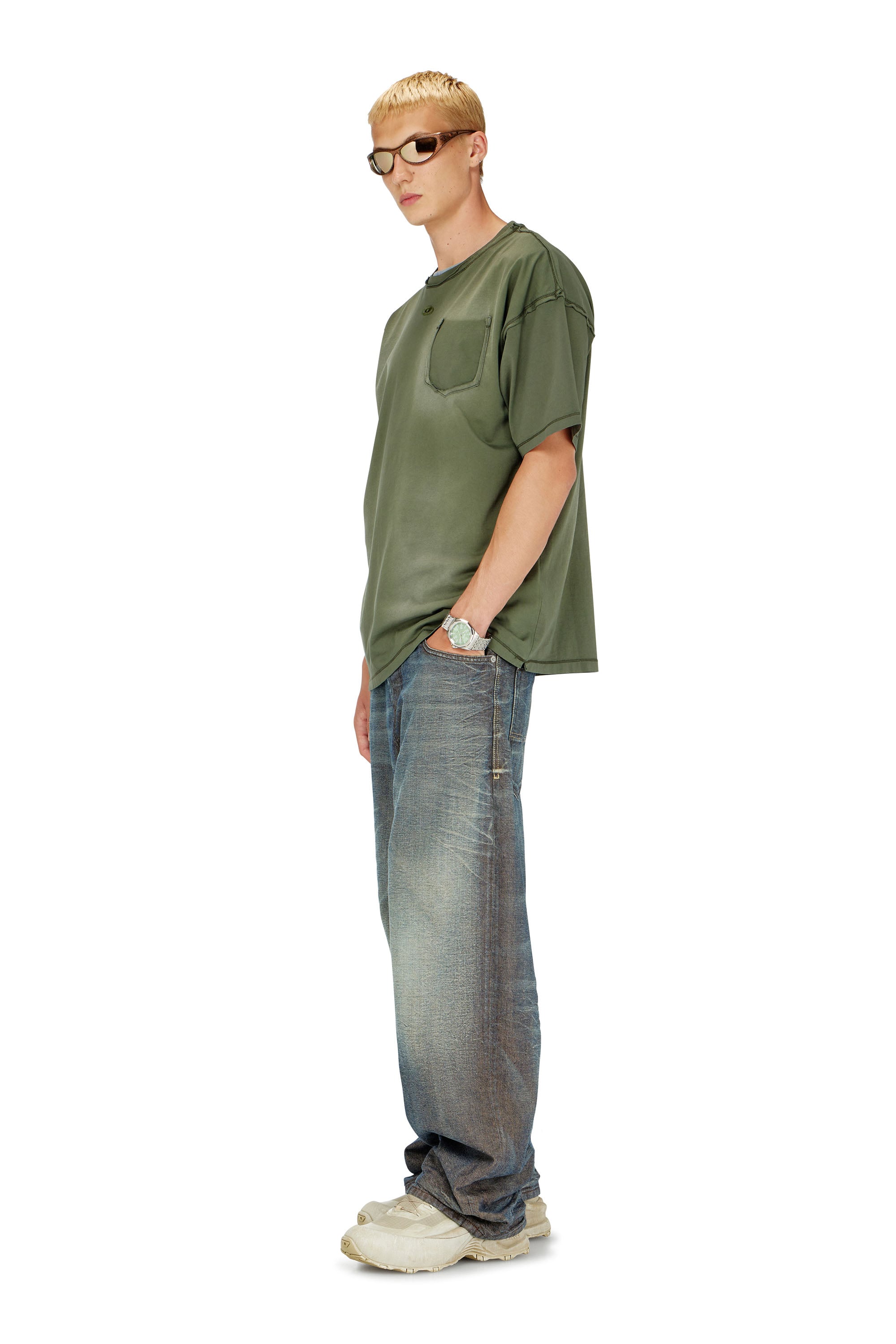 Diesel - T-POCK, T-shirt faded con taschino effetto ripped Uomo in Verde - 2