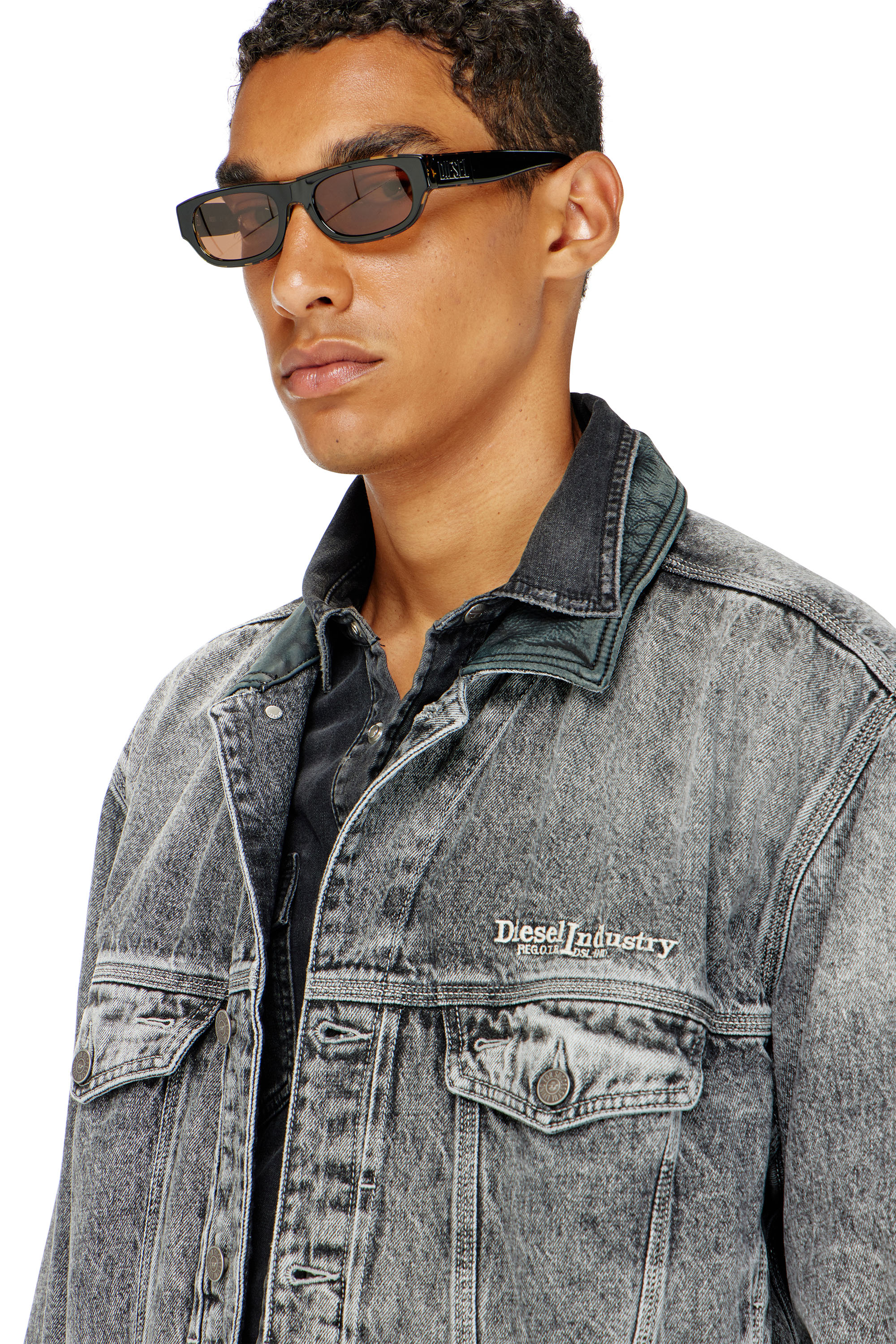 Diesel - D-DENVER-S, Giacca trucker in denim con rifiniture in pelle tono su tono Unisex in Grigio - 5