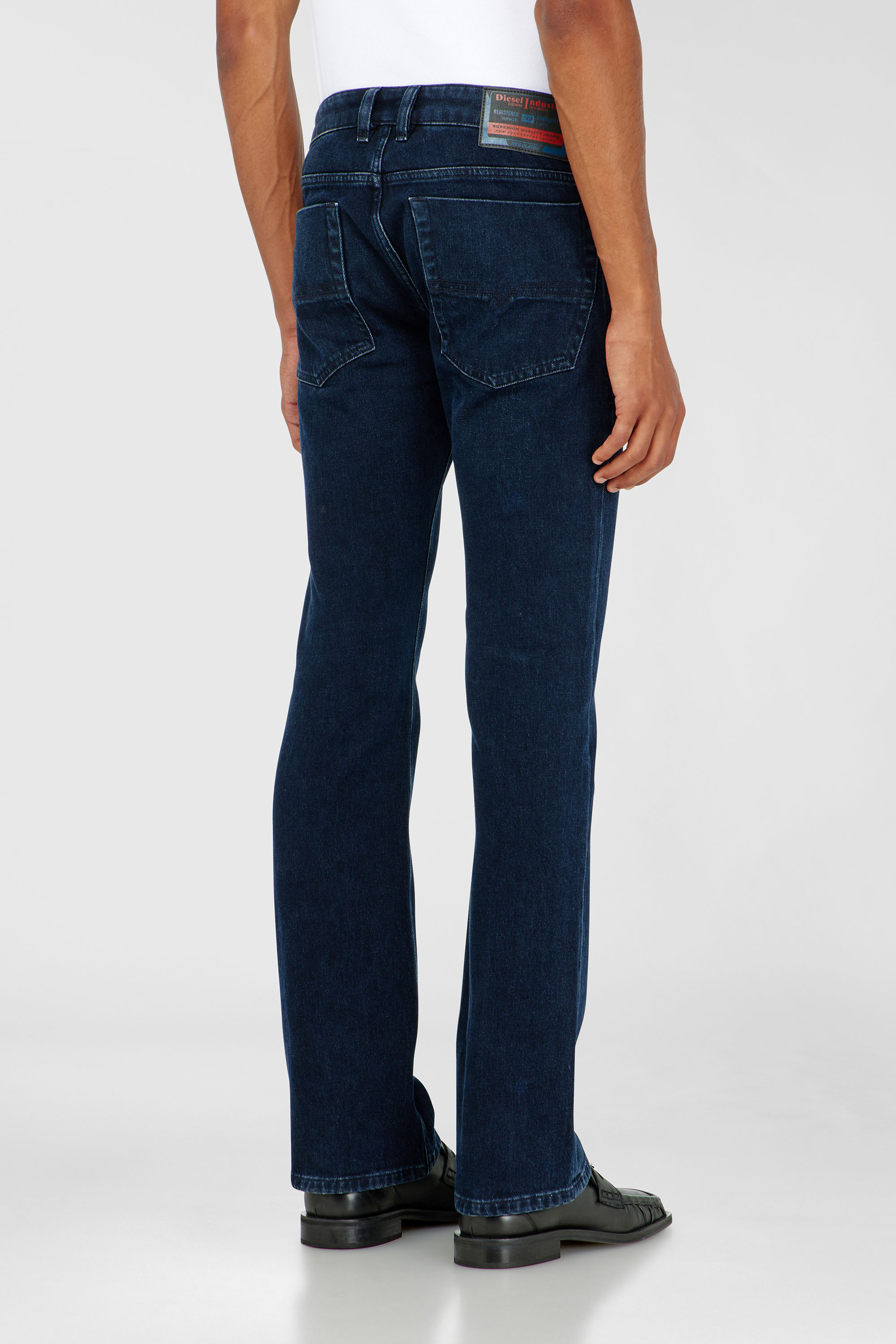 Diesel - Bootcut Jeans 2007 Zatiny 0KBBJ Uomo, Blu Scuro - Image 5