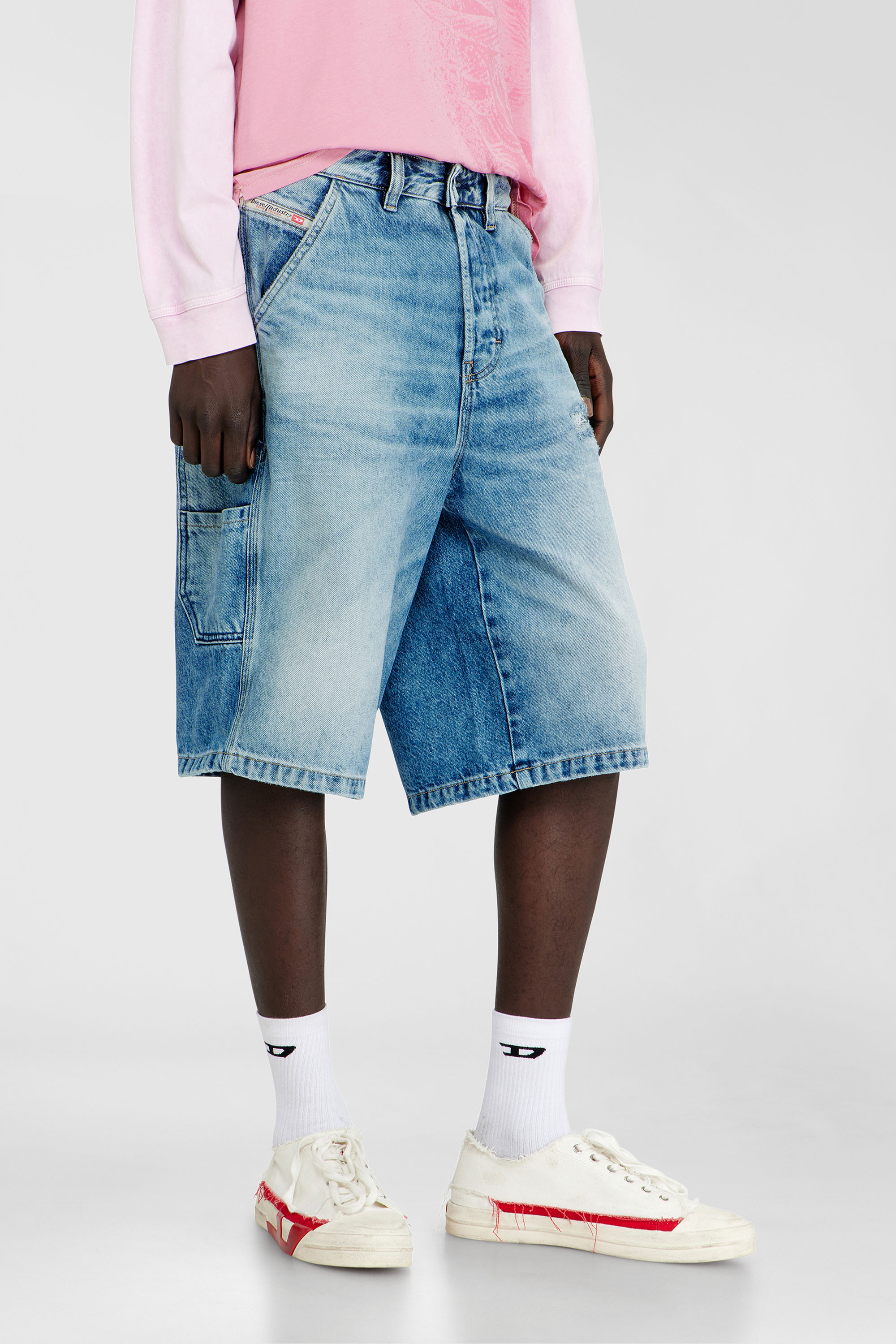 Diesel - D-LIVERY-W-SHORT, Shorts relaxed in denim fluido con rotture Uomo in Blu - 5