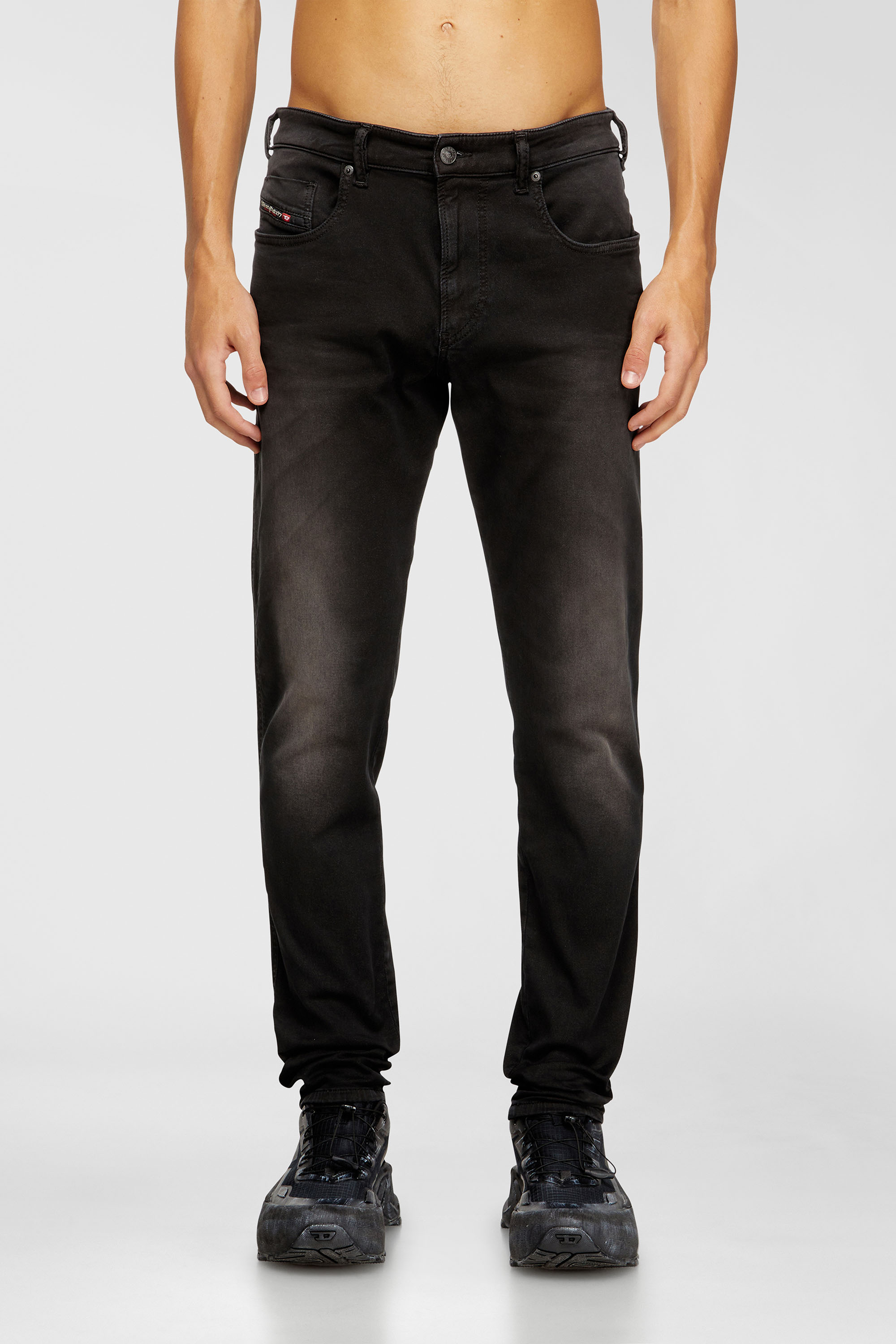 Diesel - Slim 2062 D-Strukt Joggjeans&reg; 0670M Uomo, Nero/Grigio scuro - Image 1