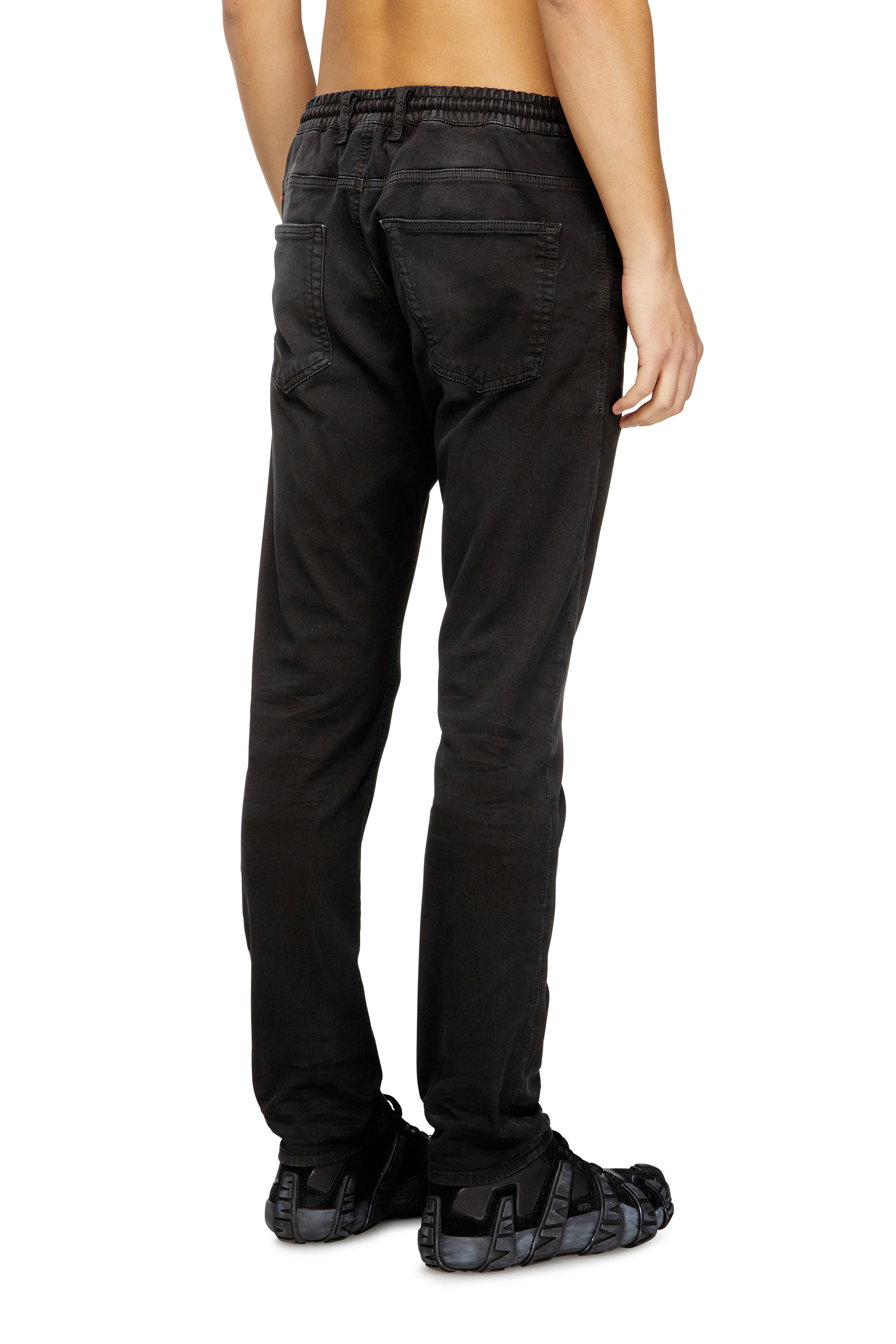 Diesel - Regular 2032 D-Krooley Joggjeans® 0670M Uomo, Nero - Image 4