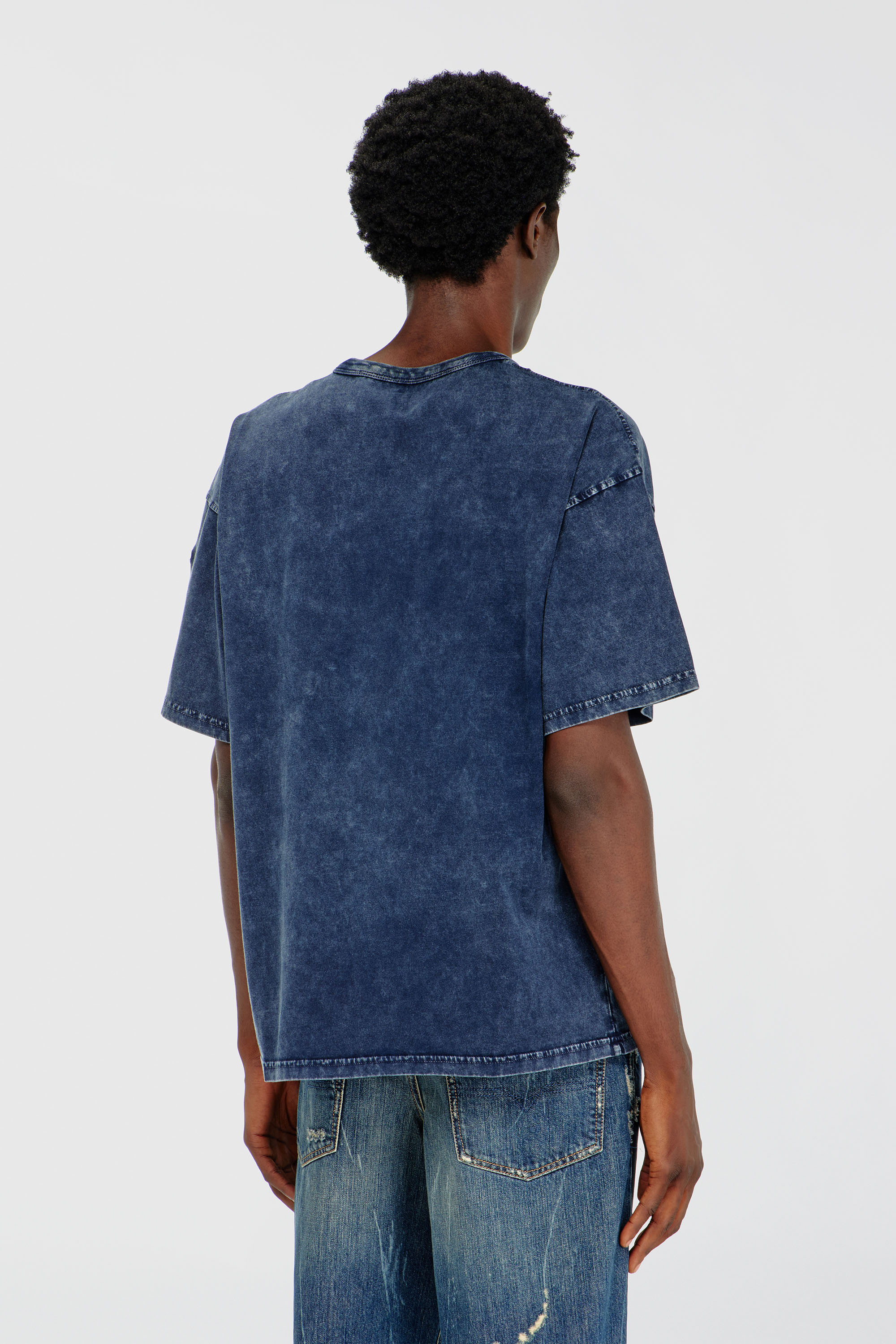 Diesel - T-BOXT-DEN, T-shirt in cotone dal taglio rilassato con applicazione Oval D Uomo in Blu - 4