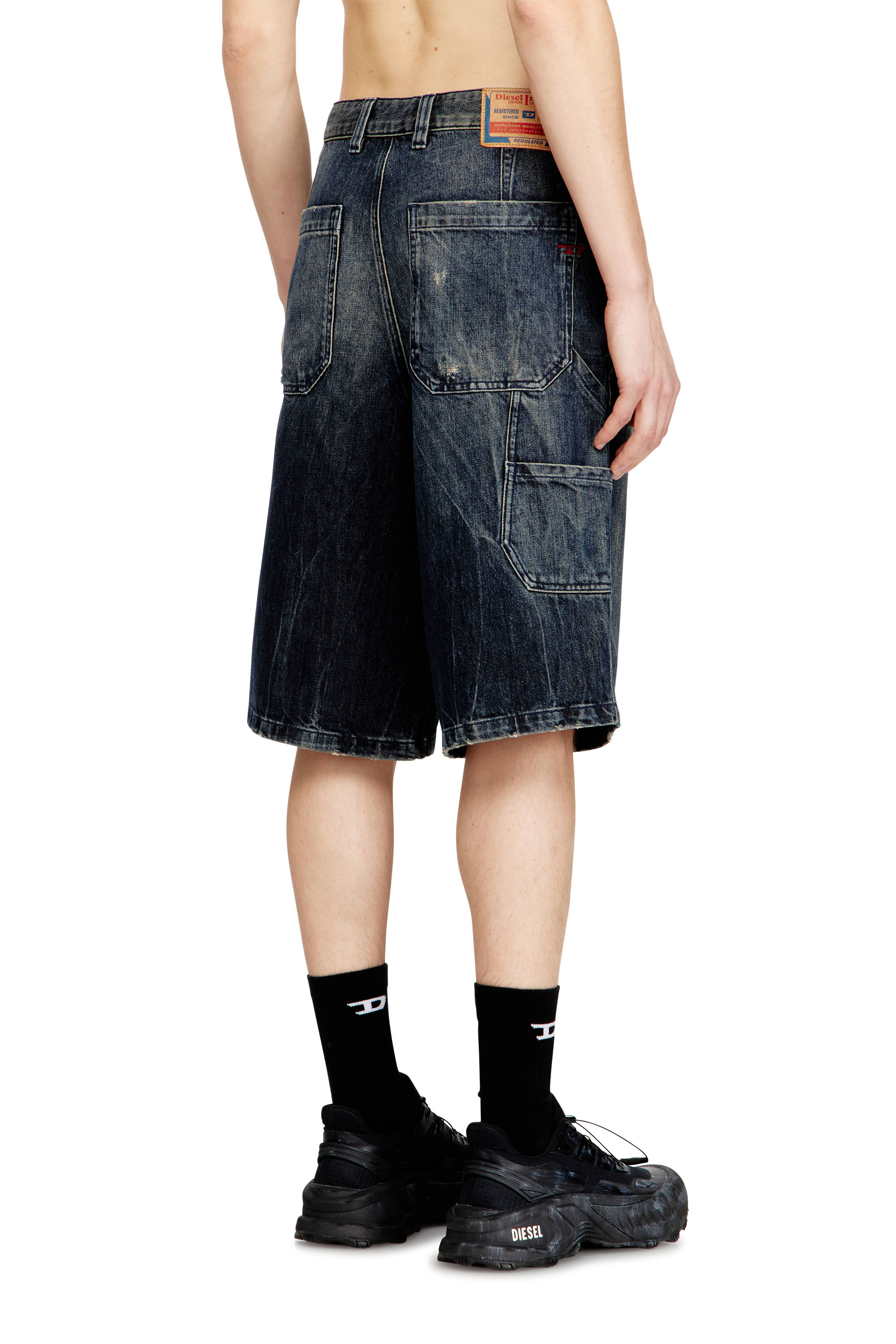 Diesel - D-LIVERY-W-SHORT, Shorts in denim a vestibilit&agrave; rilassata con abrasioni Uomo in Blu - 4