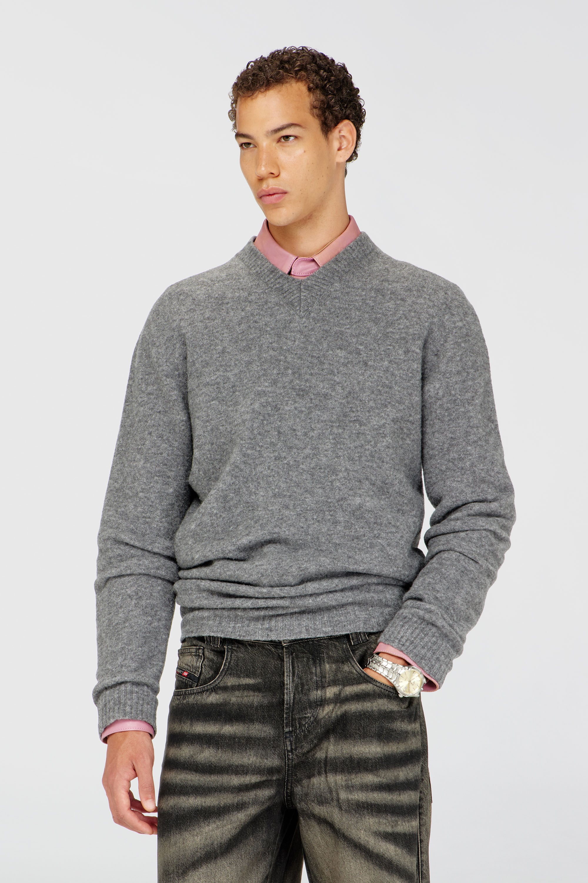 Diesel - K-ANDIE, Maglia con scollo a V in maglia cotta effetto stropicciato Uomo in Grigio - 1