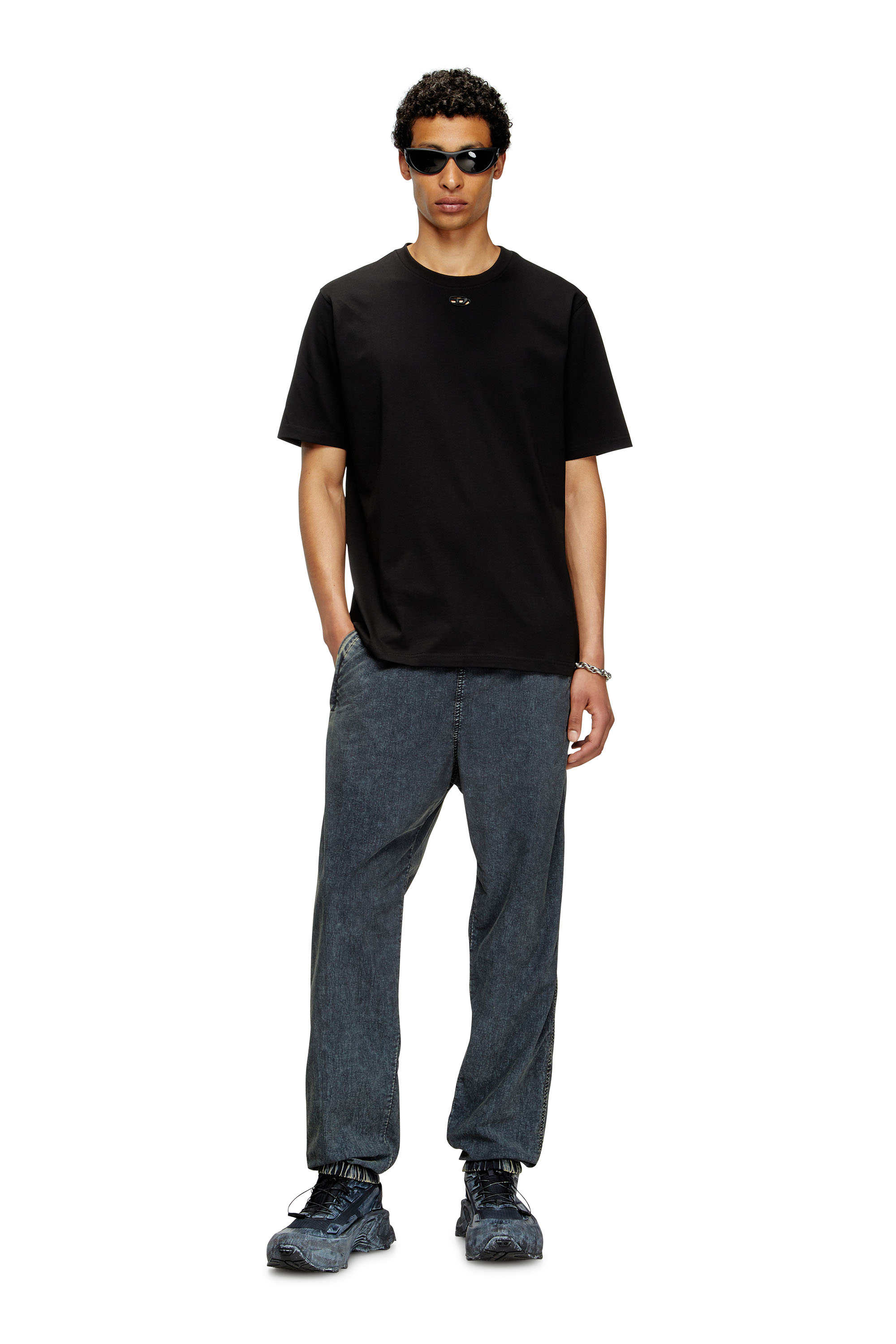 Diesel - T-ADJUST-MAREY, T-shirt con logo Oval D cut-out Uomo in Nero - 2