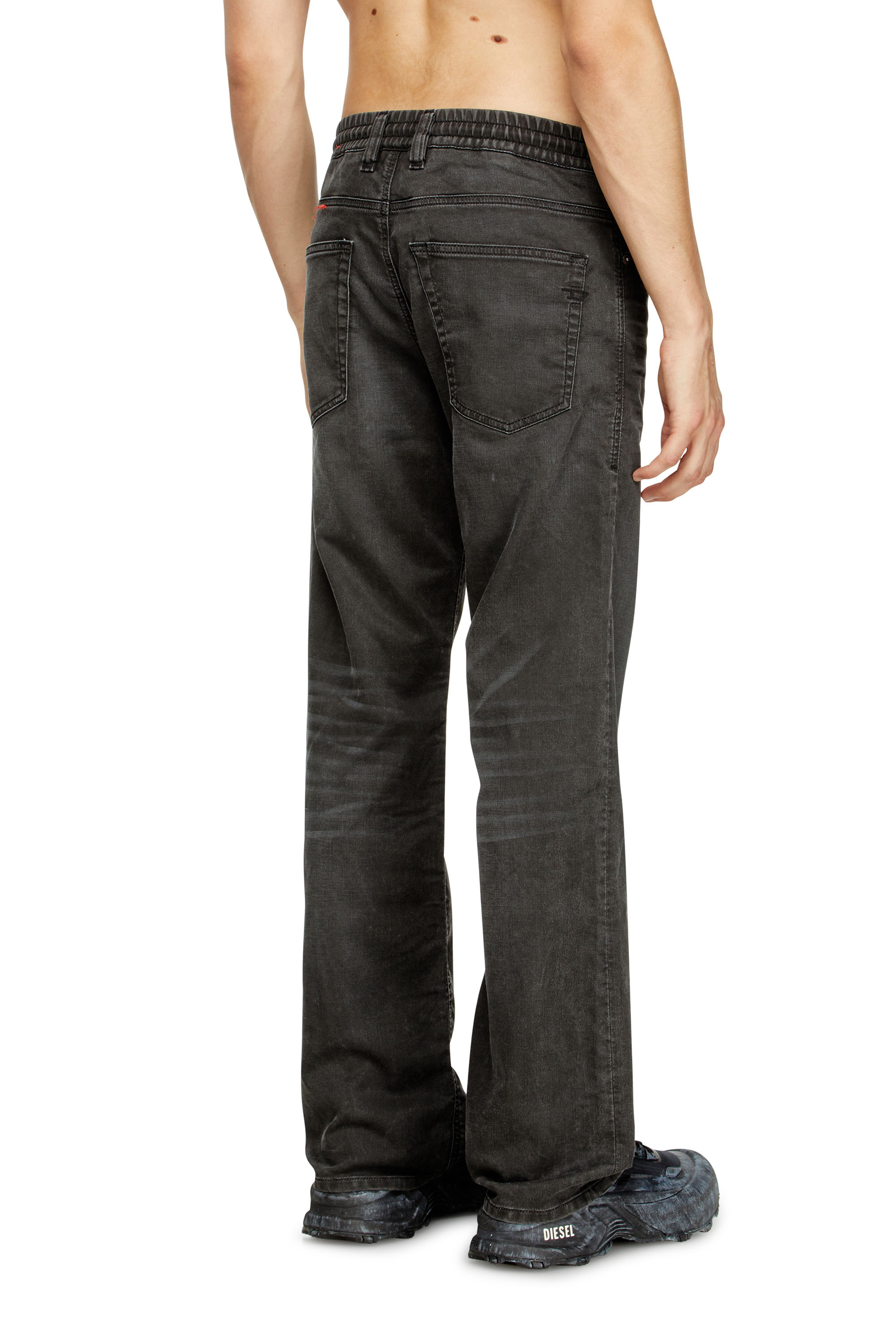 Diesel - Relaxed 2080 D-Reel Joggjeans® 09J75 Uomo, Nero/Grigio scuro - Image 4