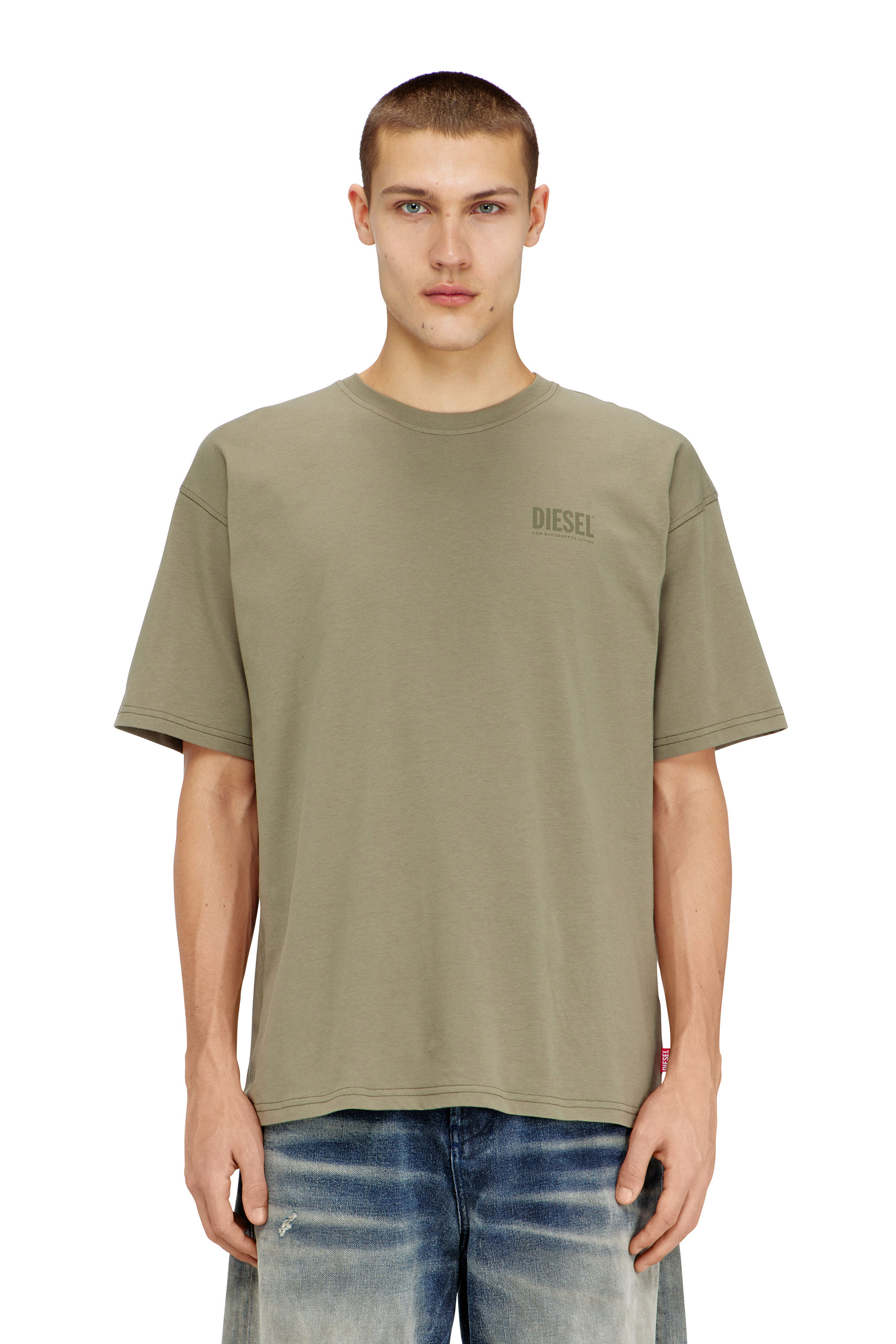 Diesel - T-BOXT-V8, T-shirt relaxed con stampa mimetica sulla schiena Uomo in Verde - 1