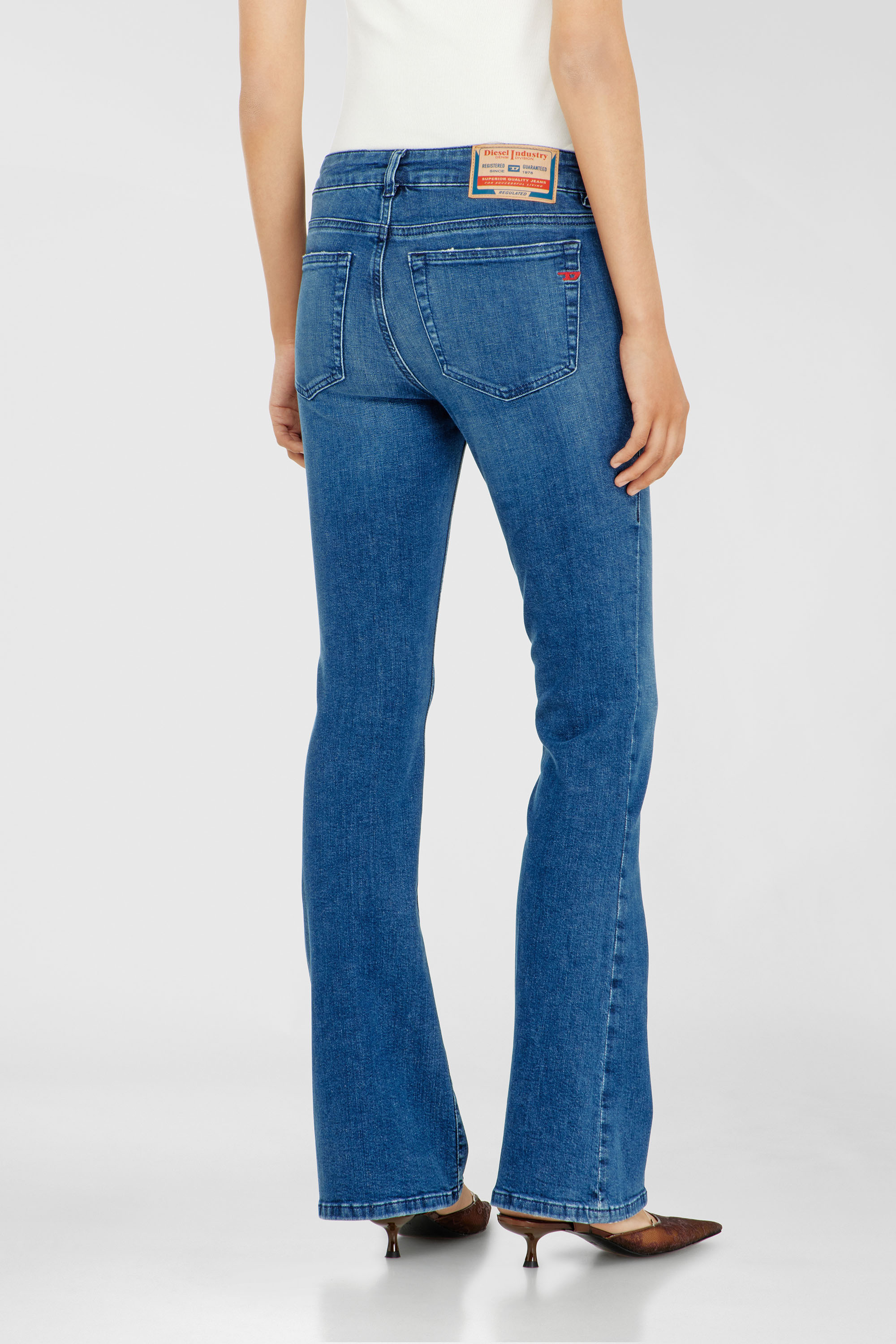 Diesel - Bootcut Jeans 1969 D-Ebbey 0ADBB Donna, Blu medio - Image 5