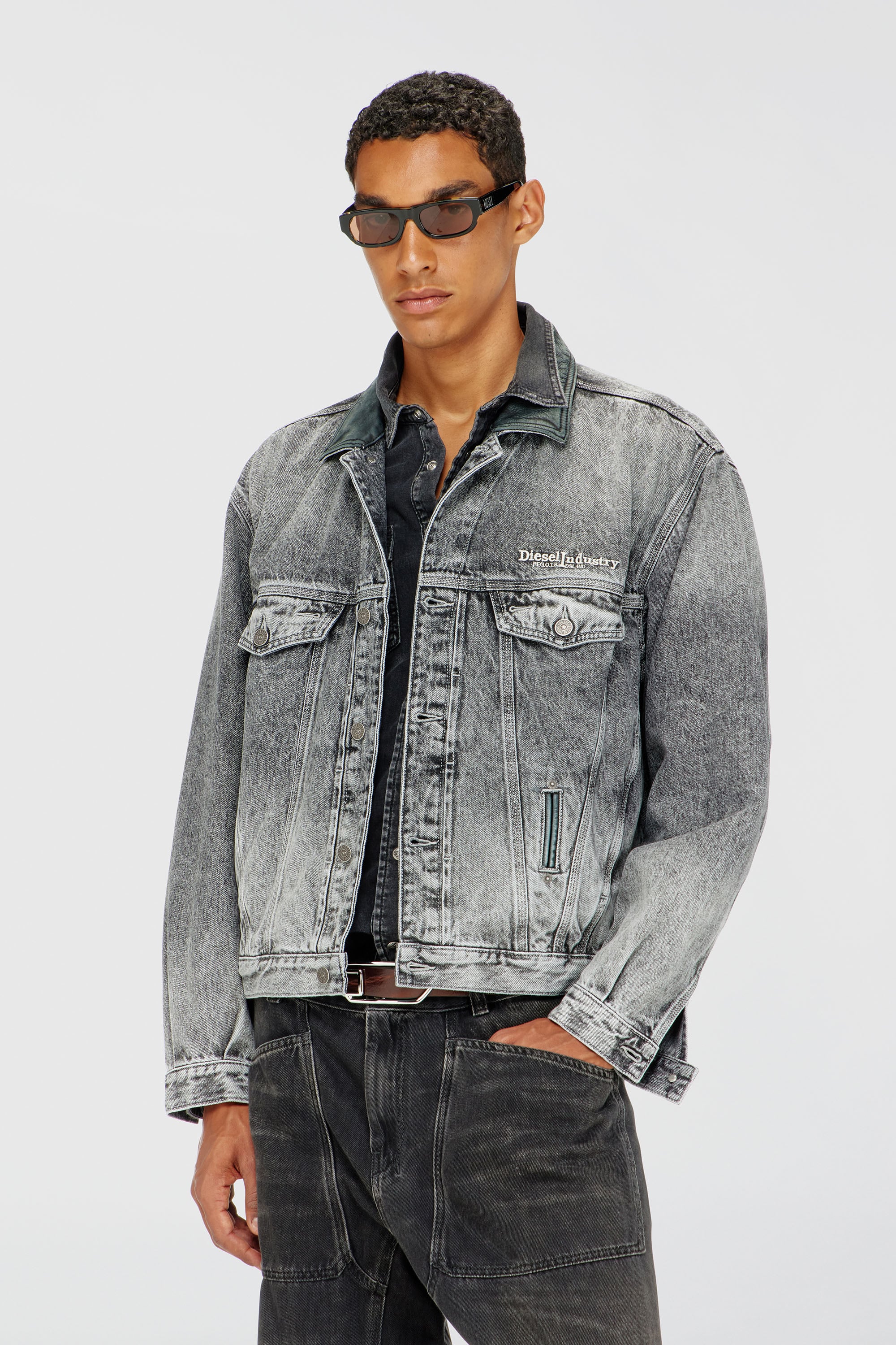 Diesel - D-DENVER-S, Giacca trucker in denim con rifiniture in pelle tono su tono Unisex in Grigio - 3