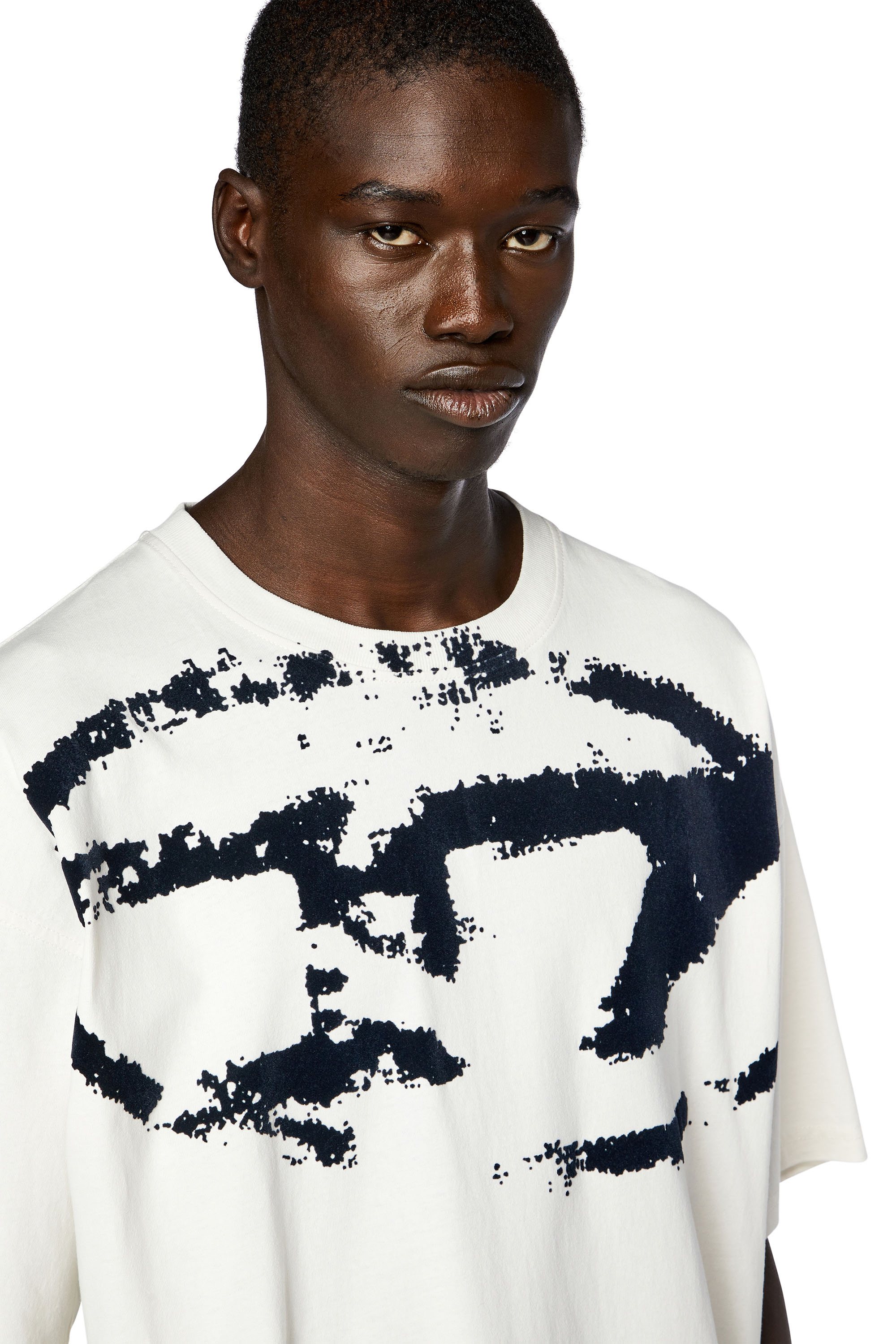 Diesel - T-BOXT-N14, T-shirt con stampa distressed floccata Uomo in Bianco - 5