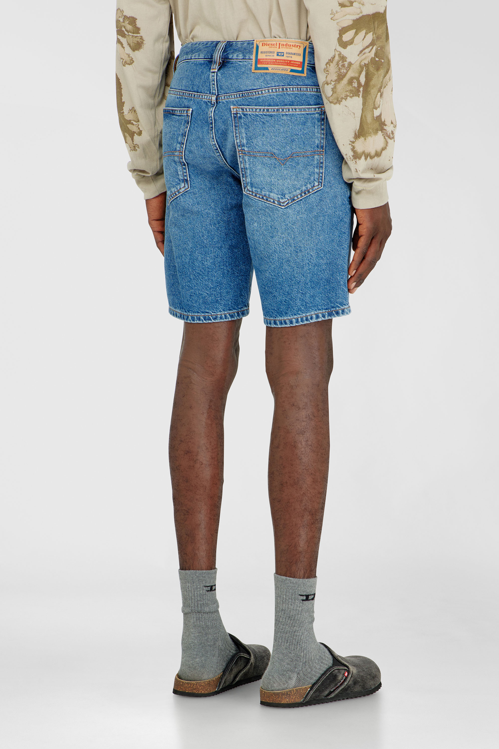 Diesel - D-FIN, Shorts slim in denim lavaggio pulito Uomo in Blu - 4