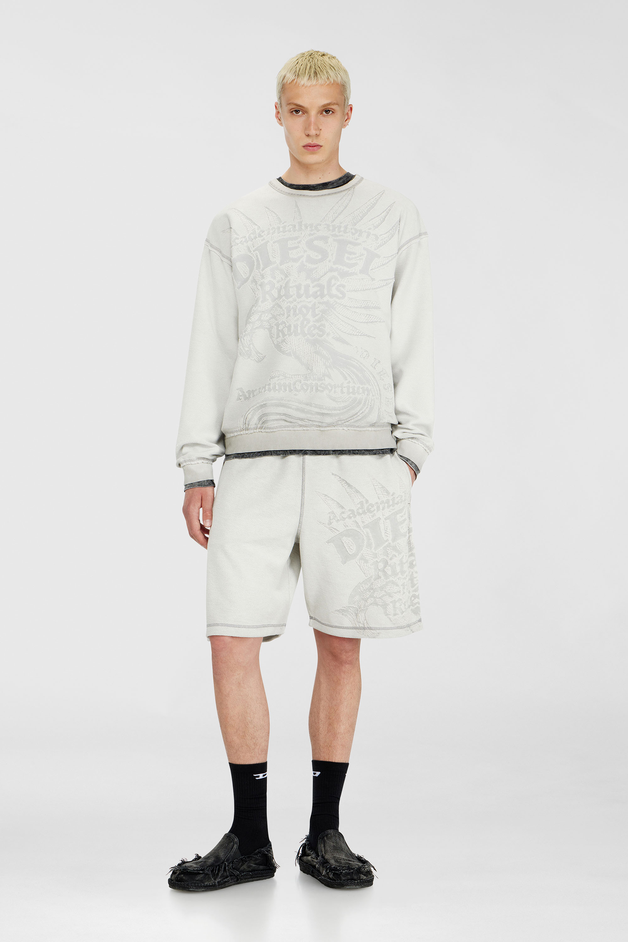 Diesel - P-RAWCROW, Pantaloni corti da tuta con motivi d&eacute;vor&eacute; Uomo in Grigio - 1