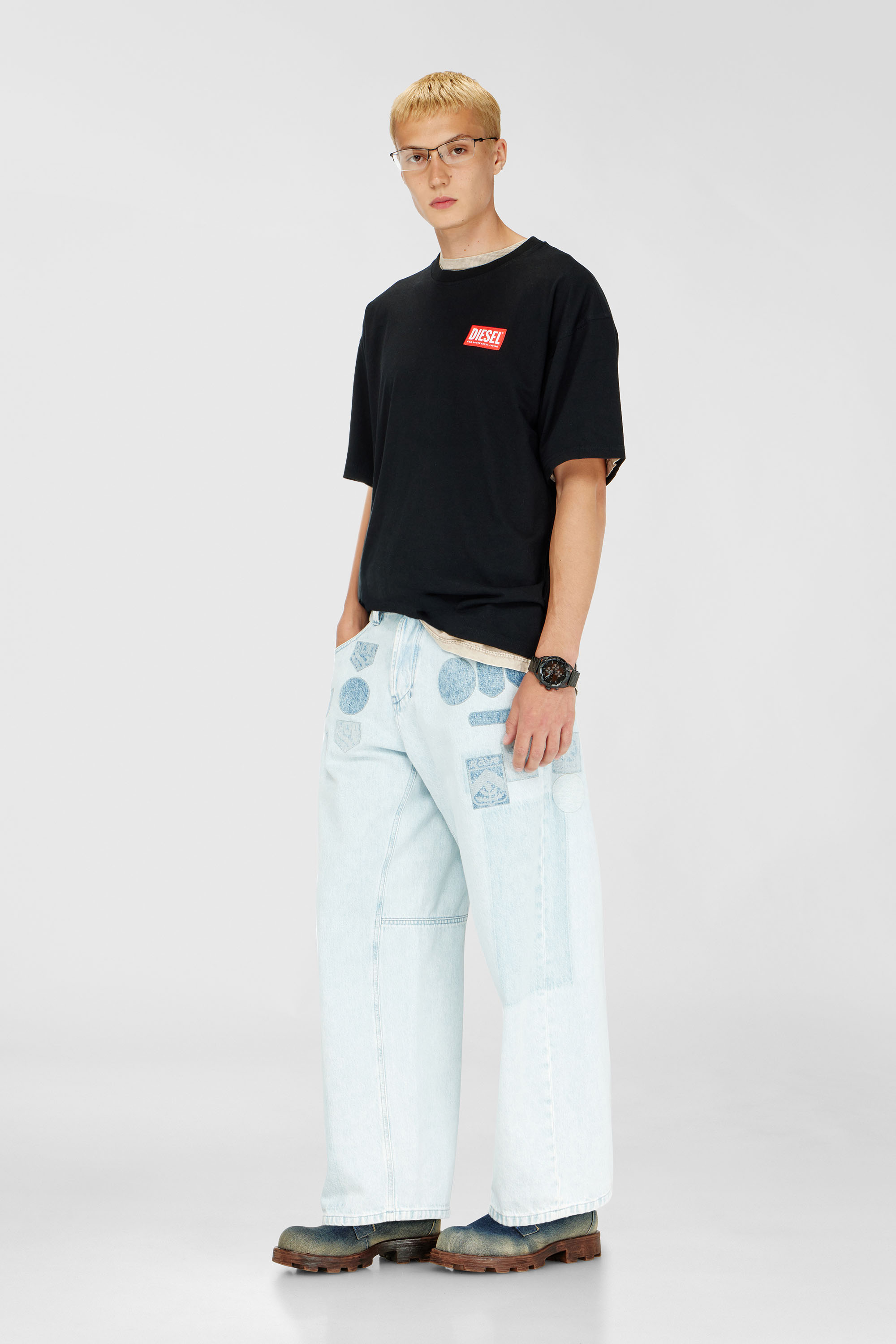 Diesel - T-BOXT-LAB, T-shirt con patch logo jacquard Uomo in Nero - 2