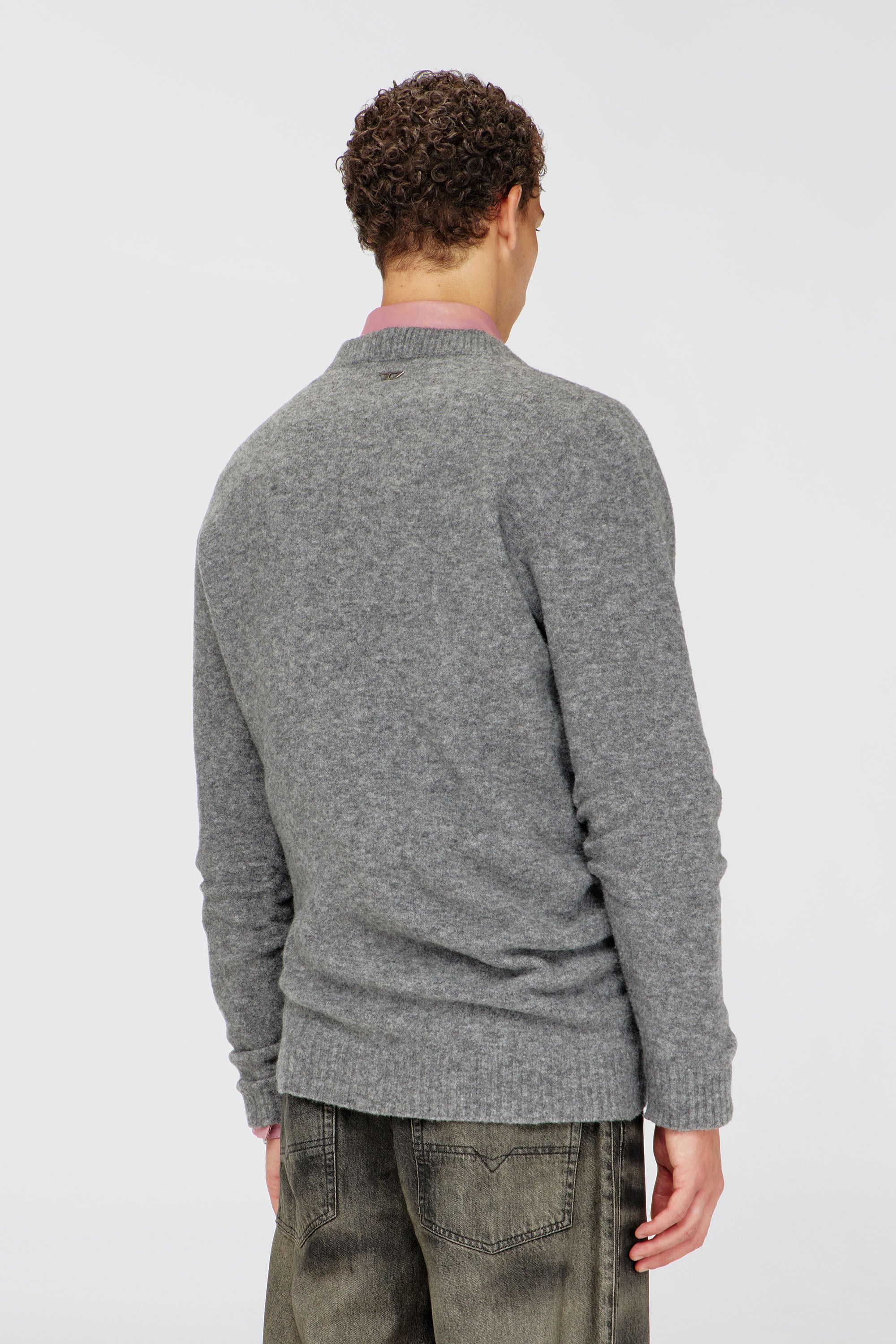 Diesel - K-ANDIE, Maglione con scollo a V in maglia follata dalla texture increspata Uomo in Grigio - 4
