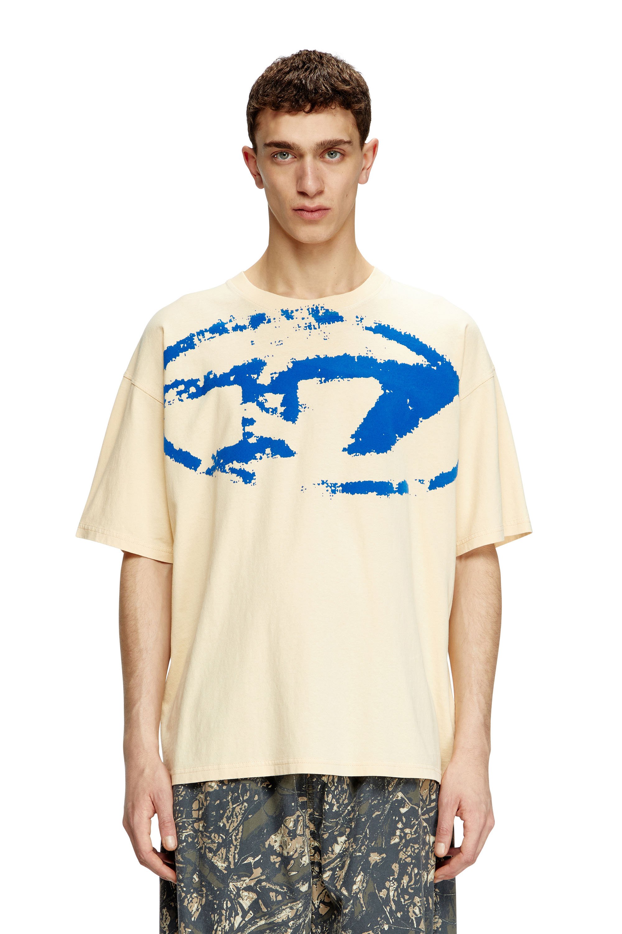 Diesel - T-BOXT-N14, T-shirt con stampa distressed floccata Uomo in Marrone - 1