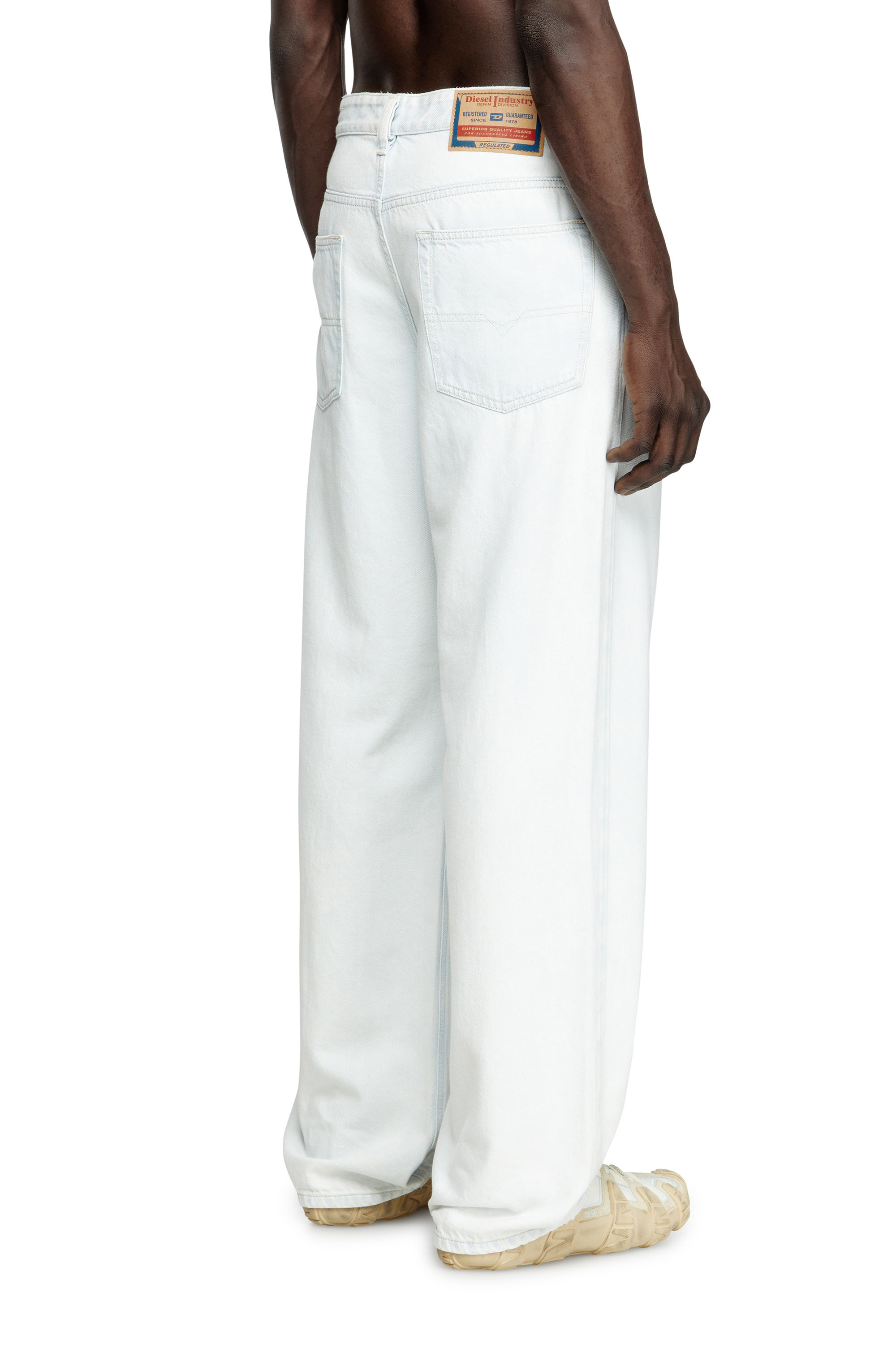 Diesel - Relaxed Jeans 2001 D-Macro 09M08 Uomo, Blu Chiaro - Image 4