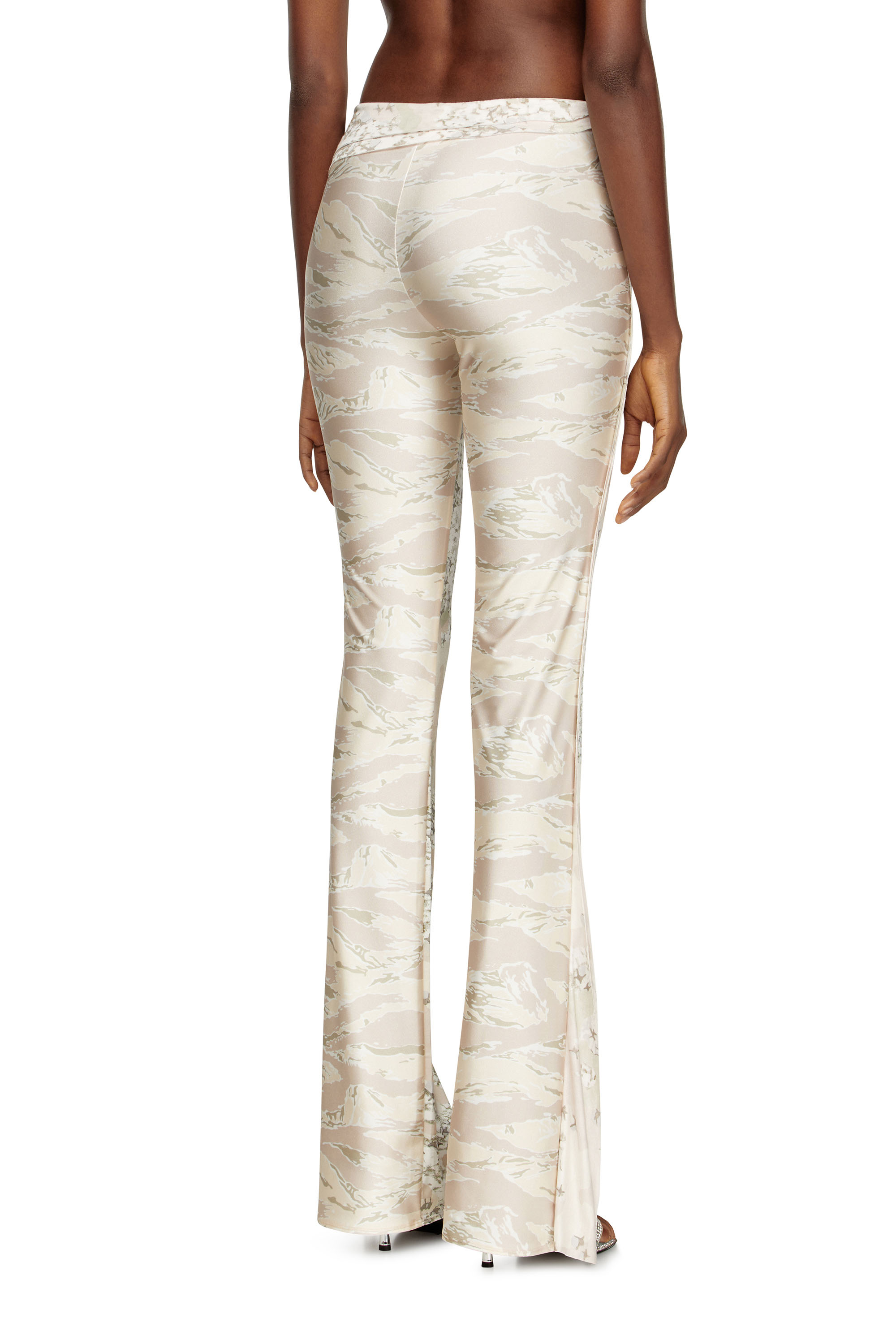 Diesel - P-AFFAL, Pantaloni a zampa con stampe camouflage Donna in Beige - 4