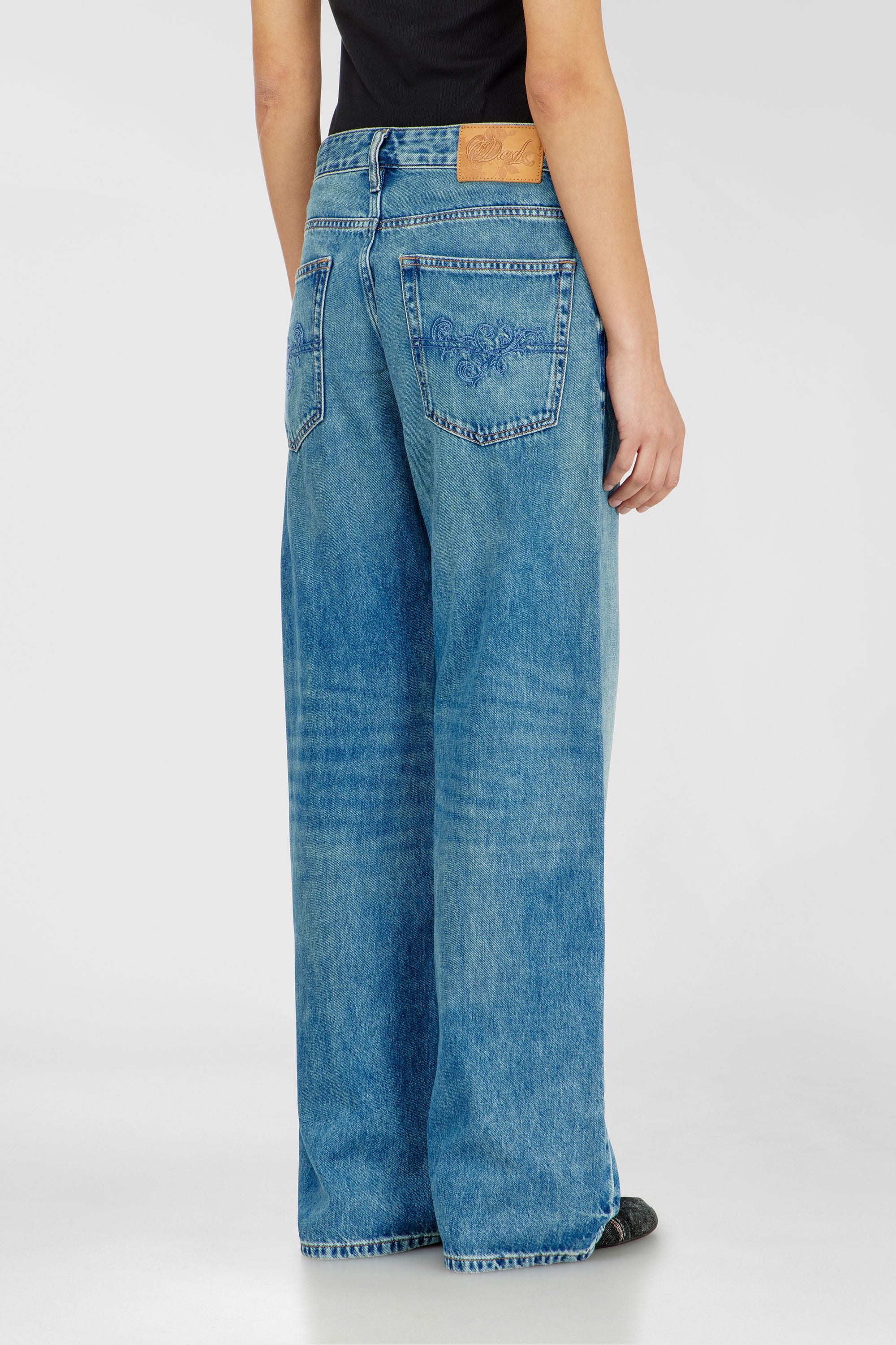 Diesel - Relaxed Jeans 1990 D-Waigee 0TJDI Donna, Blu medio - Image 2