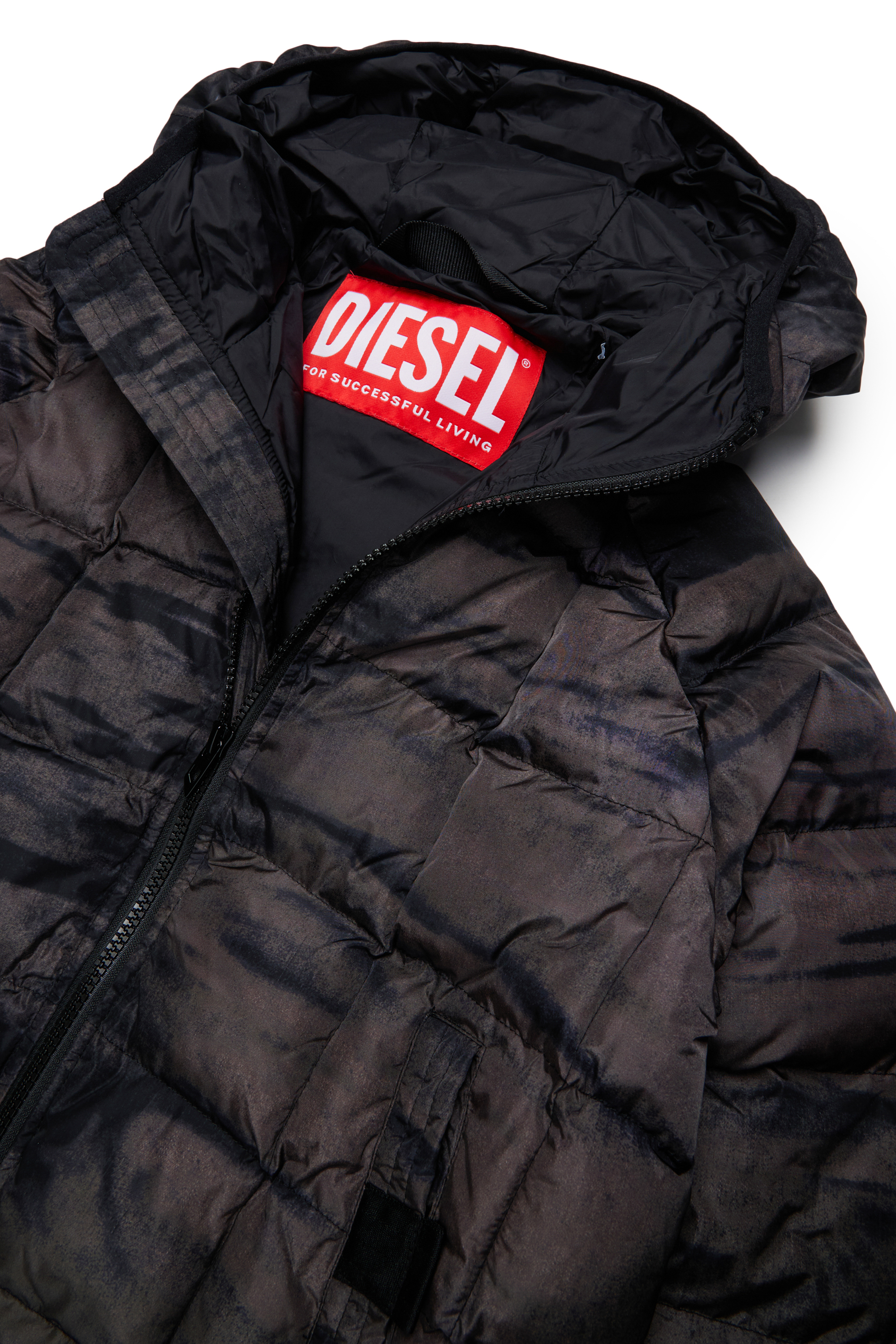 Diesel - JDEN, Piumino con stampa grafica effetto striato Uomo in Verde - 3