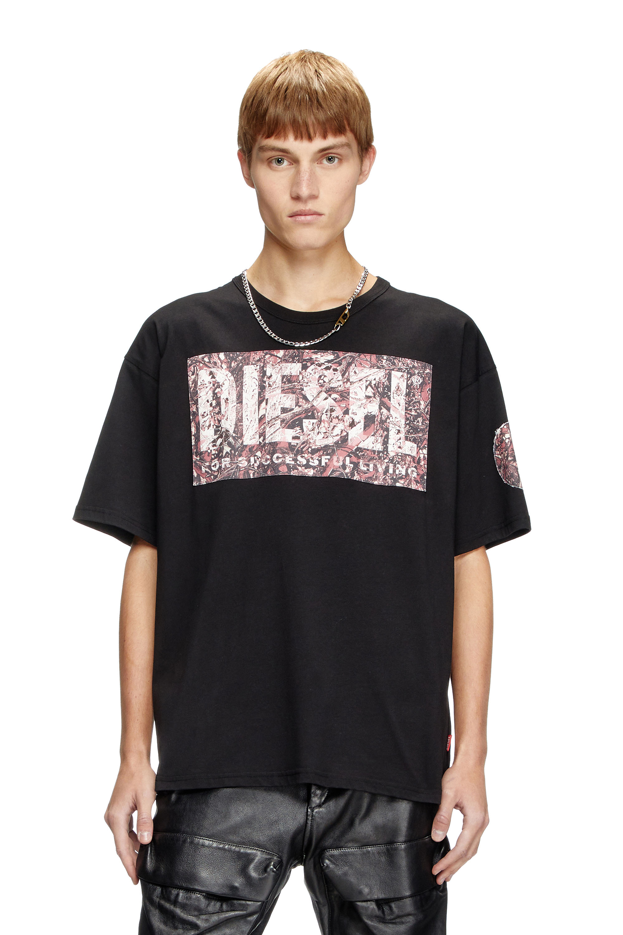 Diesel - T-BOXT-R22, T-shirt con maxi patch in gabardine logata Uomo in ToBeDefined - 1