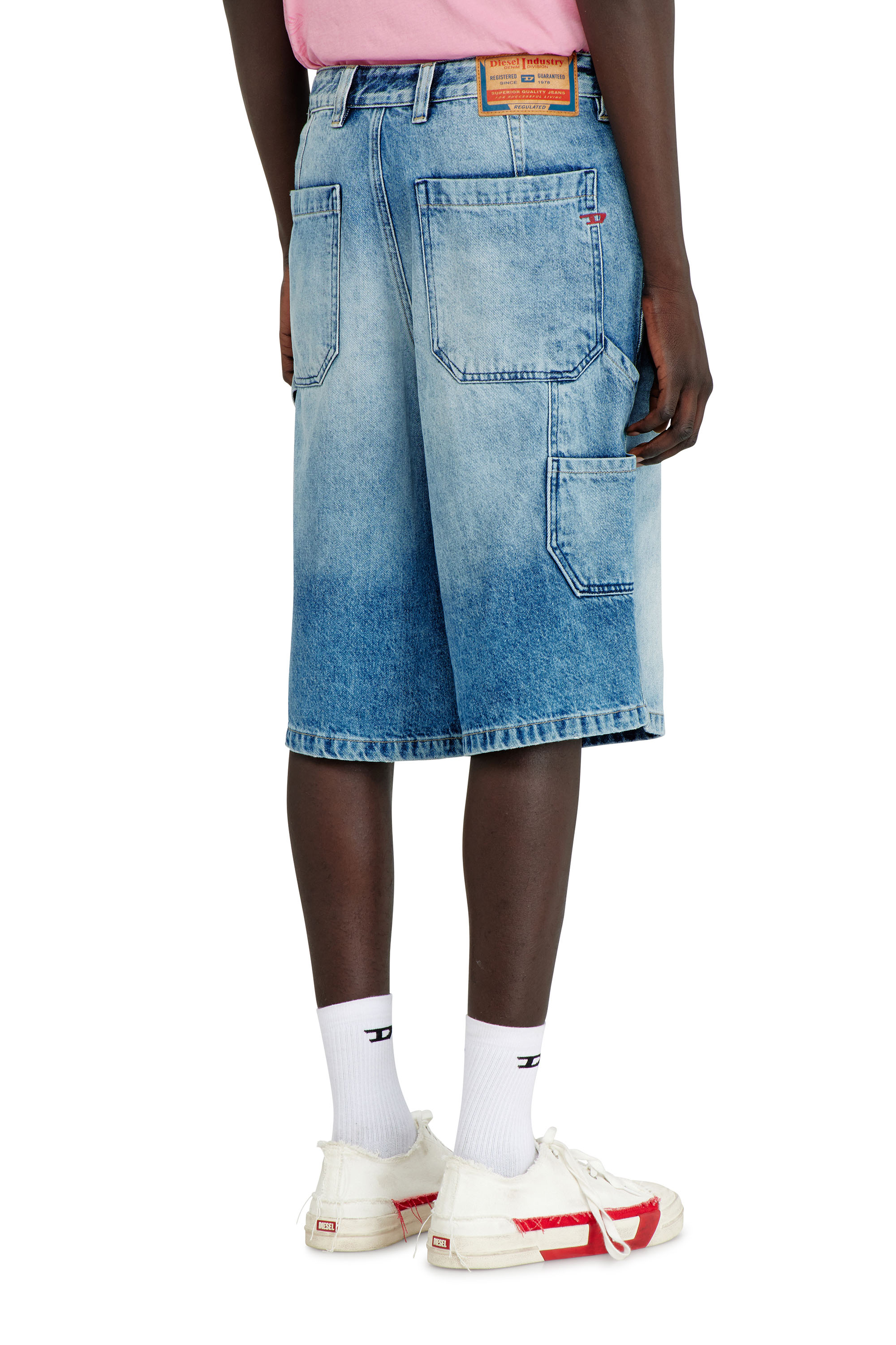 Diesel - D-LIVERY-W-SHORT, Shorts relaxed in denim fluido con rotture Uomo in ToBeDefined - 4