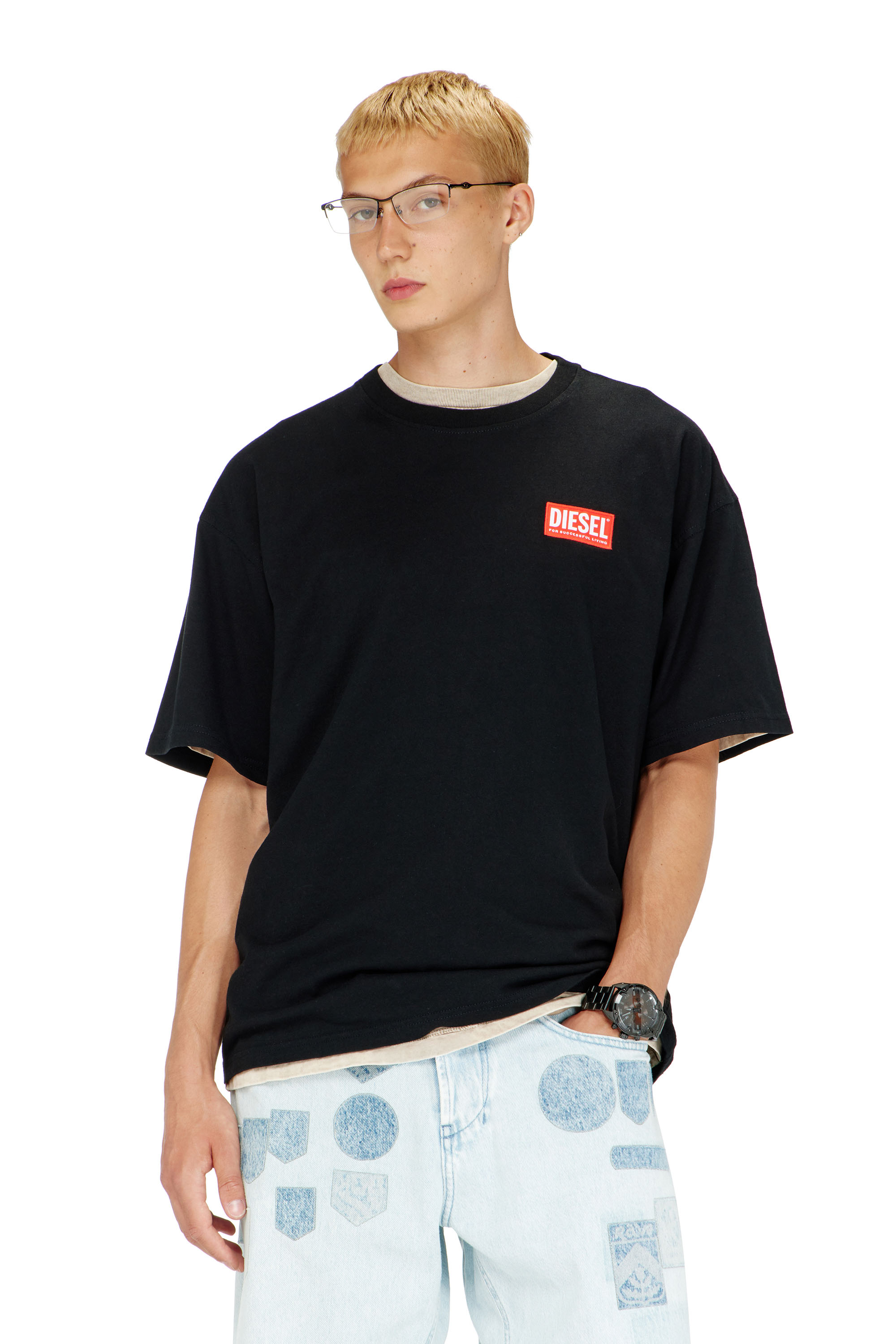Diesel - T-BOXT-LAB, T-shirt con patch logo jacquard Uomo in Nero - 3