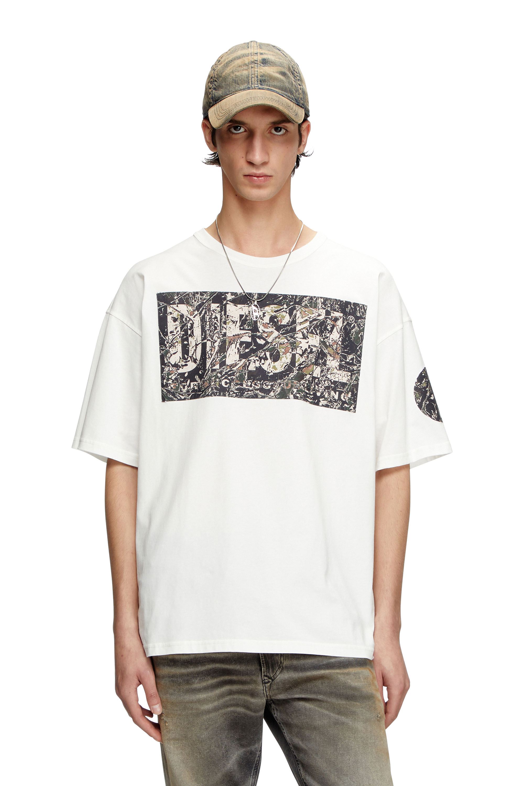 Diesel - T-BOXT-R22, T-shirt con maxi patch in gabardine logata Uomo in Bianco - 1