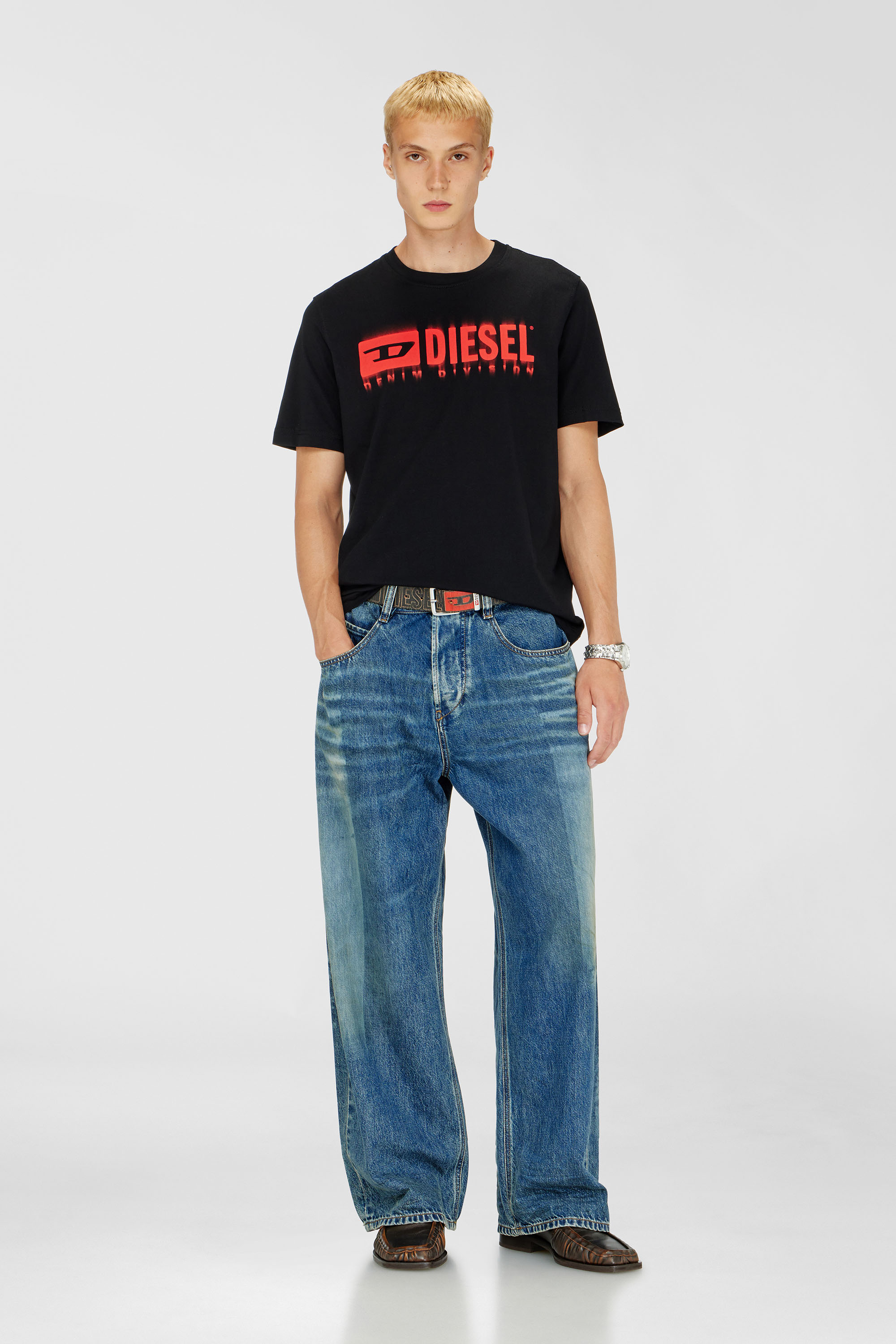 Diesel - T-ADJUST-Q7, T-shirt con logo Diesel sfumato Uomo in Nero - 1