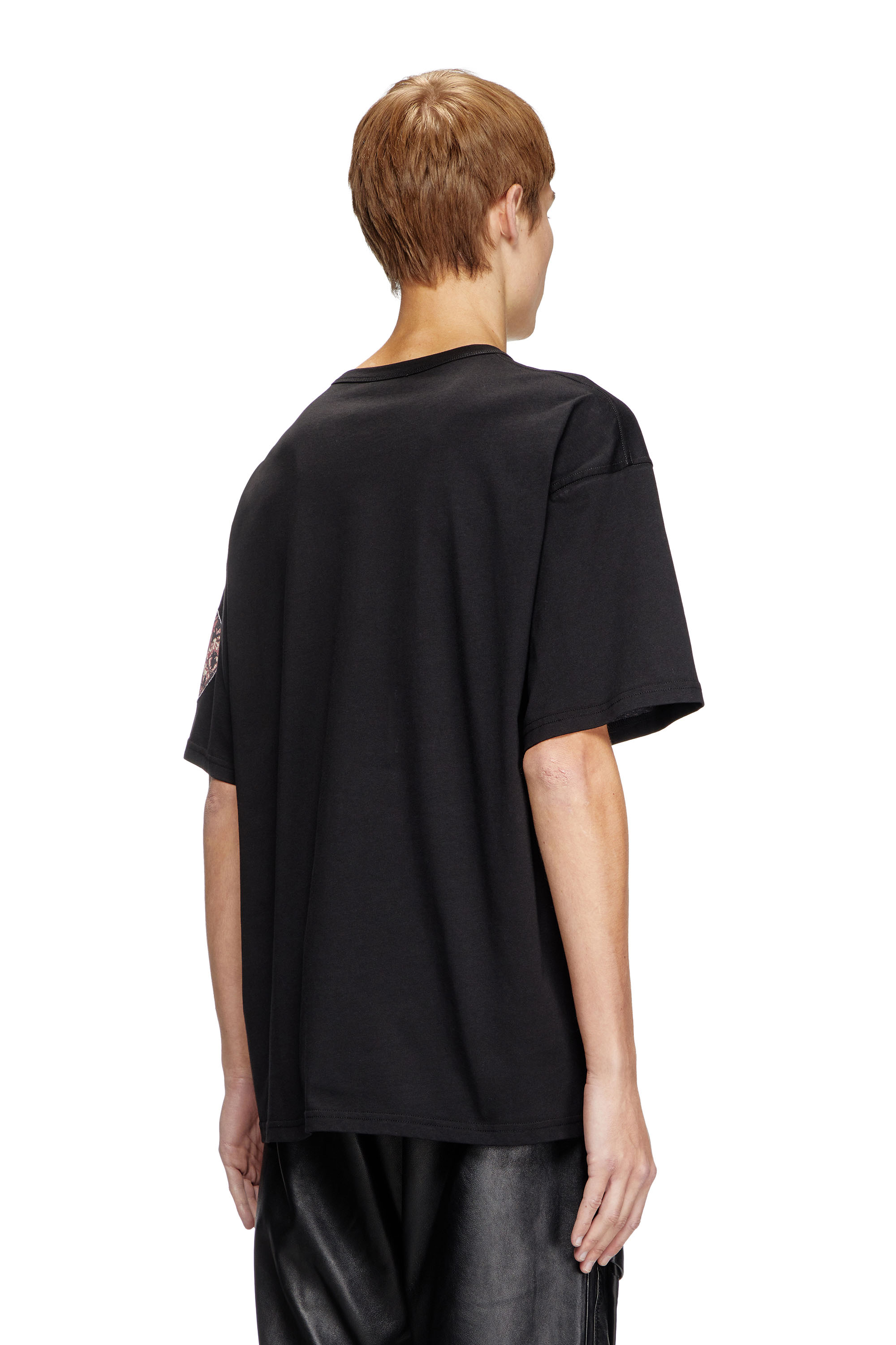 Diesel - T-BOXT-R22, T-shirt con maxi patch in gabardine logata Uomo in ToBeDefined - 4