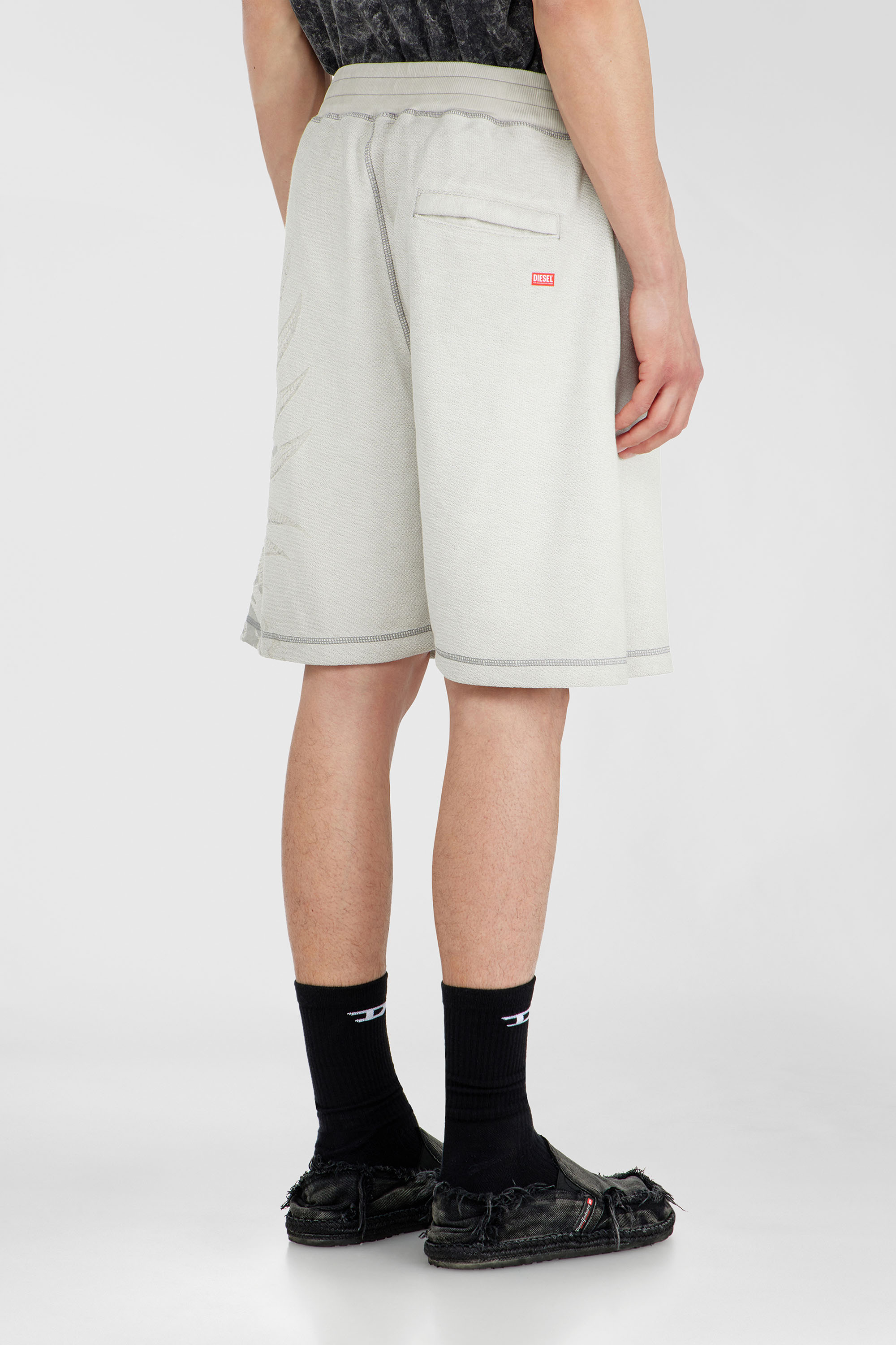 Diesel - P-RAWCROW, Pantaloni corti da tuta con motivi d&eacute;vor&eacute; Uomo in Grigio - 4
