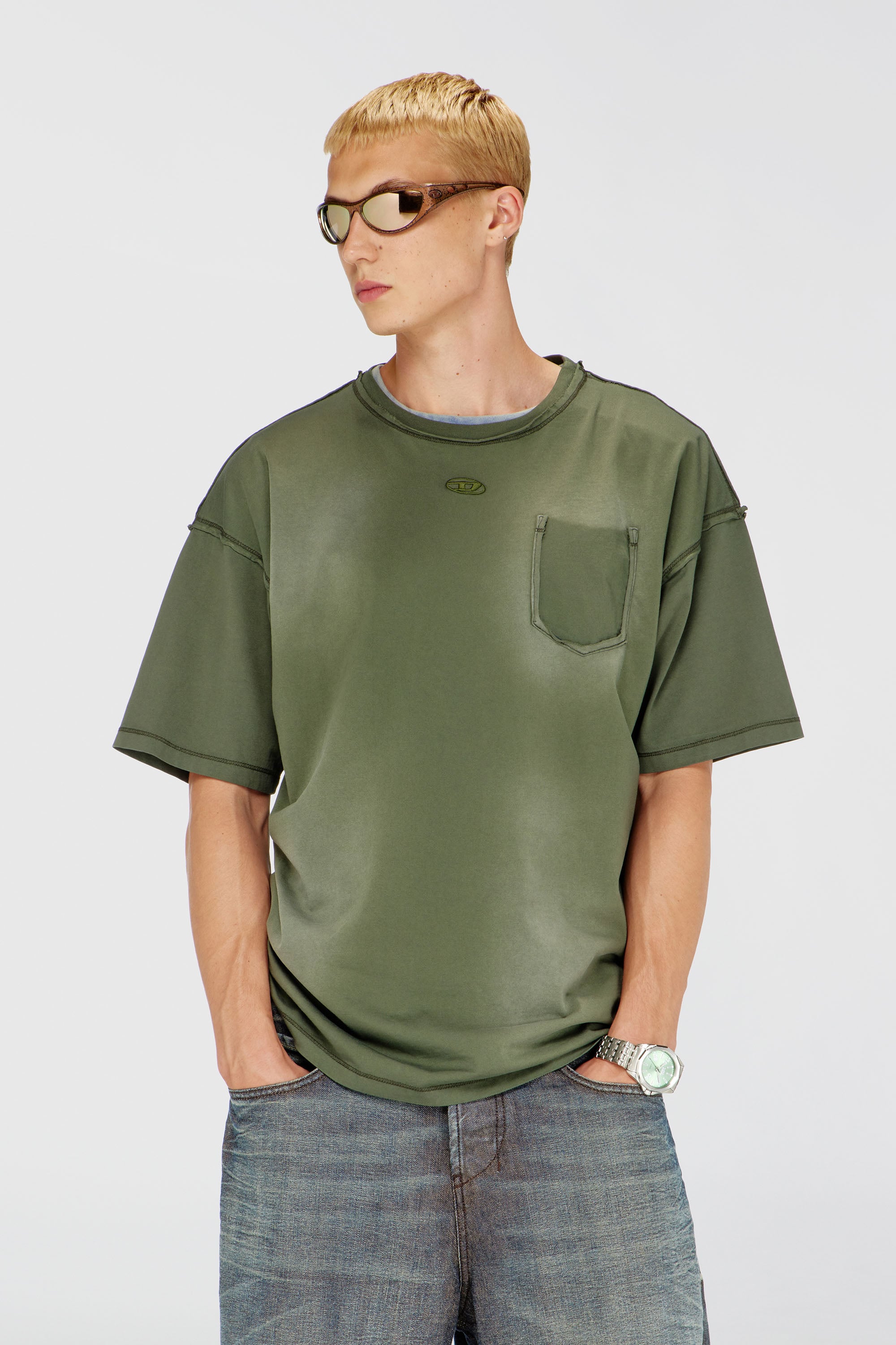 Diesel - T-POCK, T-shirt faded con taschino effetto ripped Uomo in Verde - 1