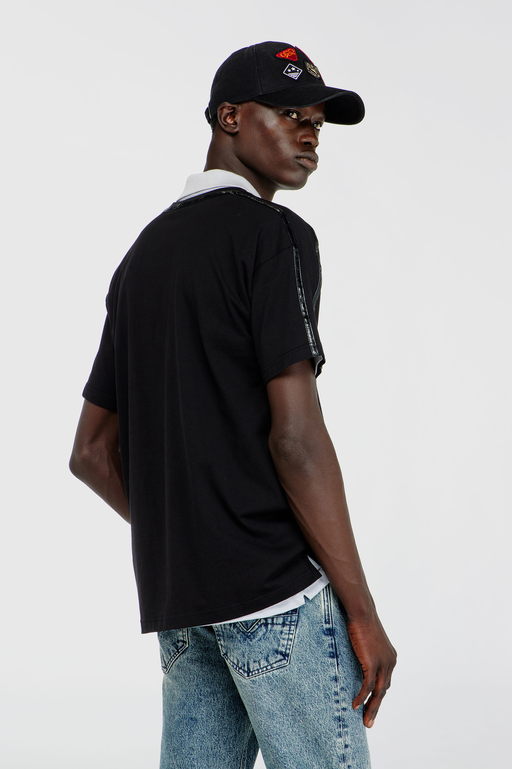 Diesel - T-NORM-FL, T-shirt con profili a contrasto e patch logo Uomo in Nero - 4