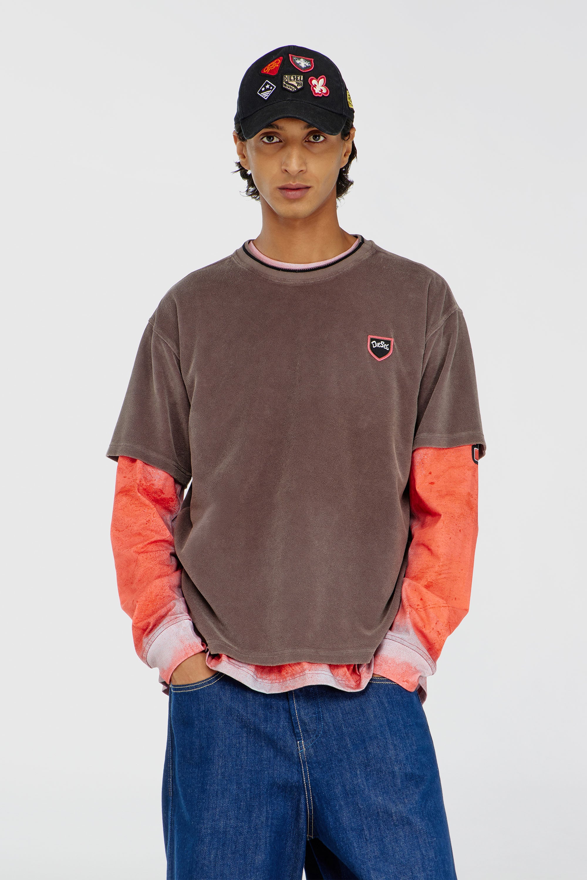 Diesel - T-SPONGY, T-shirt in ciniglia con patch a scudo Uomo in Marrone - 1