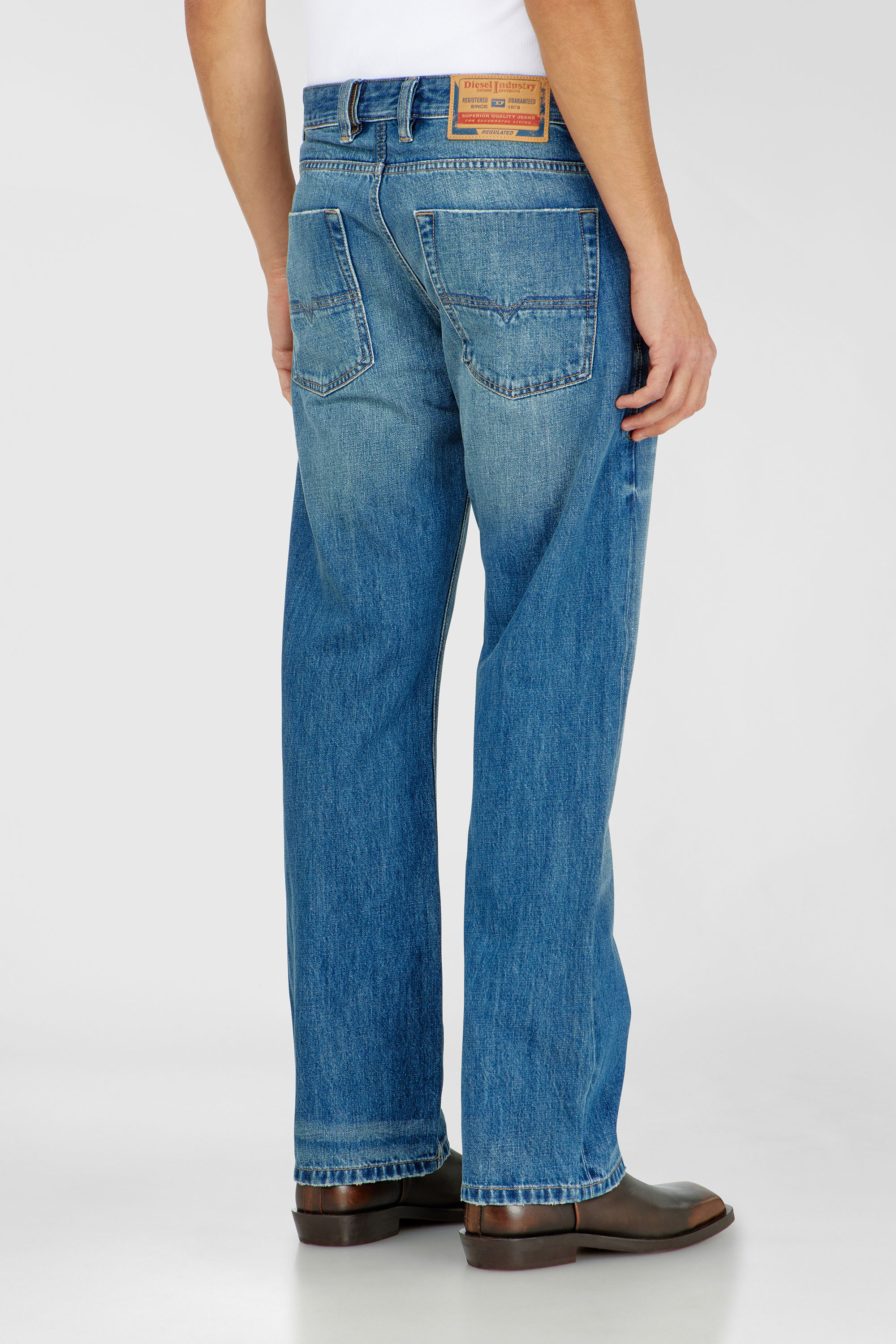 Diesel - Relaxed Jeans 1980 D-Eeper 0DLDC Uomo, Blu medio - Image 5