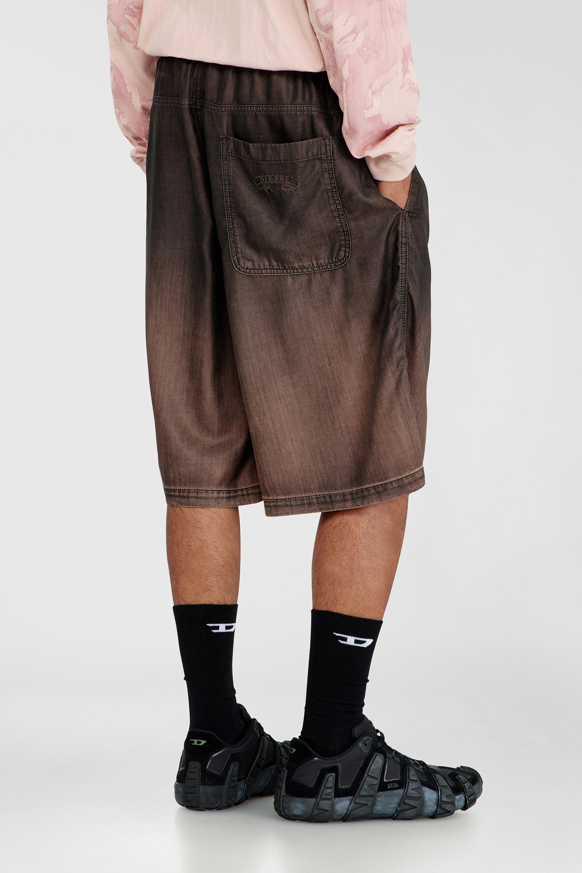 Diesel - D-RODER-SHORT-S, Bermuda relaxed in denim fluido spalmato Unisex in Marrone - 4