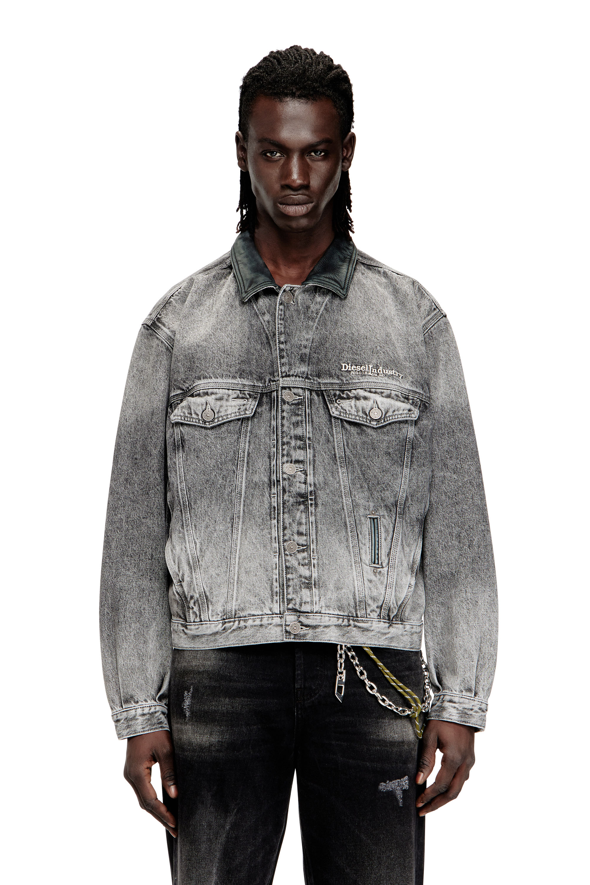 Diesel - D-DENVER-S, Giacca trucker in denim con rifiniture in pelle tono su tono Unisex in ToBeDefined - 1