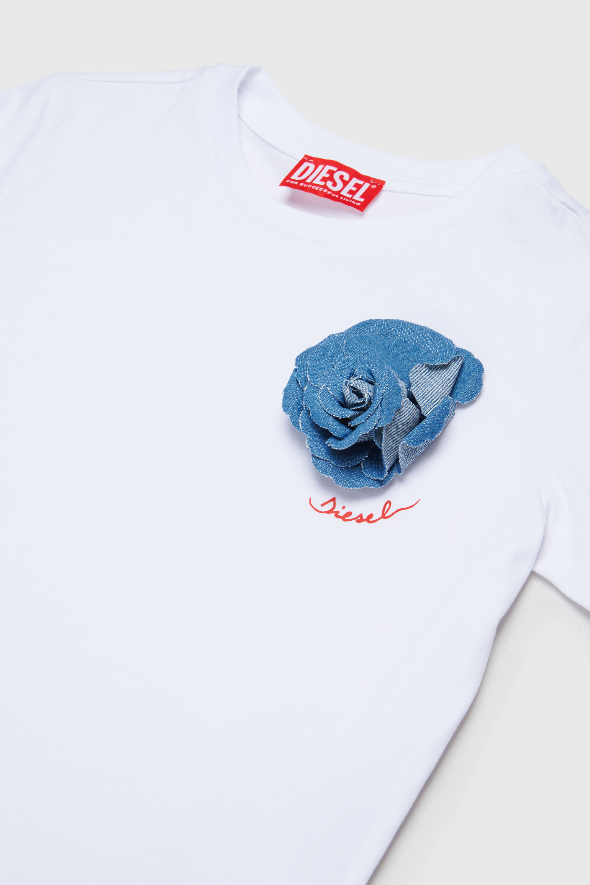 Diesel - TROSET, T-shirt con applicazione di rosa in denim Donna in Bianco - 3