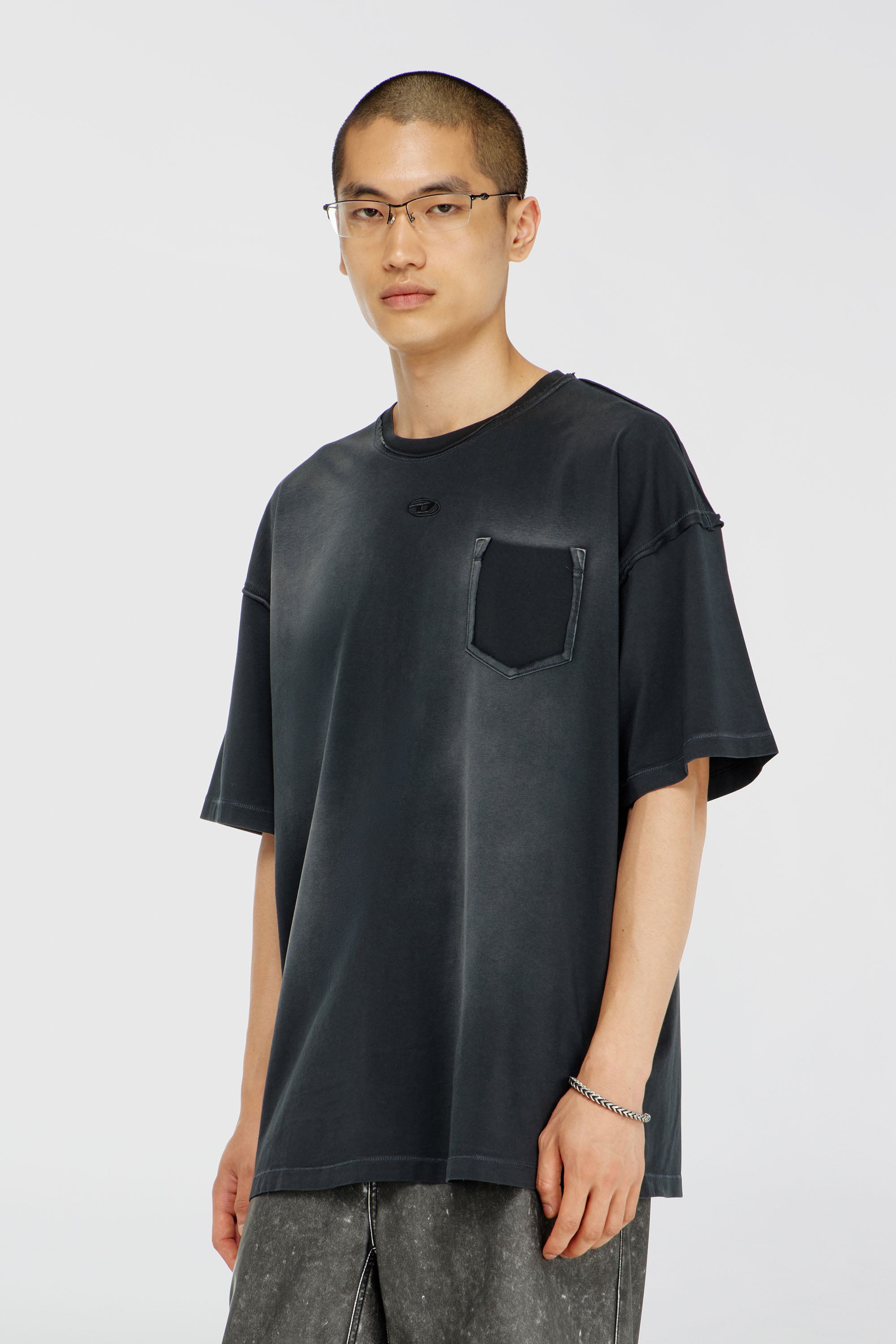 Diesel - T-POCK, T-shirt faded con taschino effetto ripped Uomo in Nero - 1