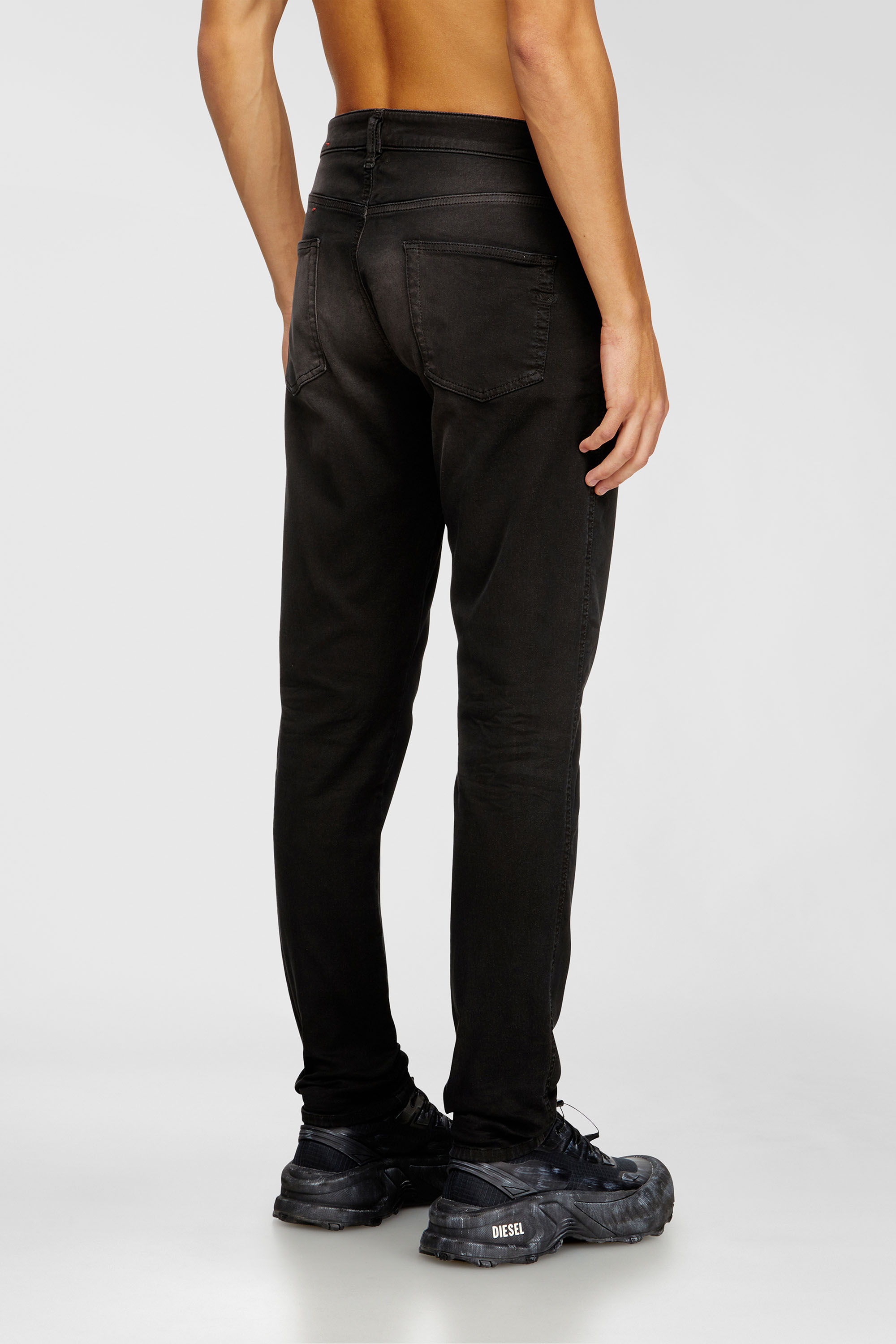 Diesel - Slim 2062 D-Strukt Joggjeans&reg; 0670M Uomo, Nero/Grigio scuro - Image 3
