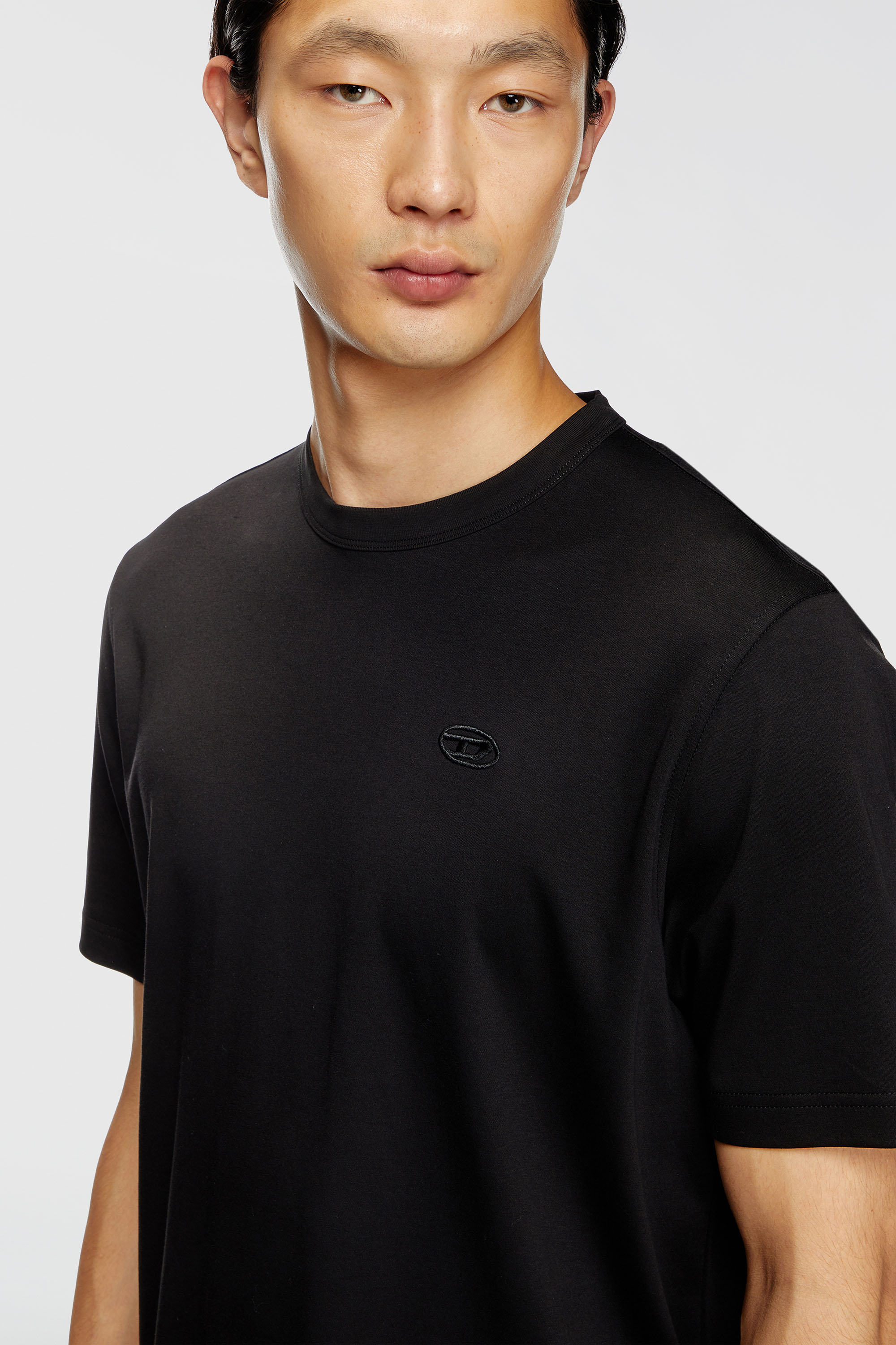 Diesel - T-ADJUST-SLITS-R17, T-shirt con logo ricamato in tono Uomo in Nero - 5