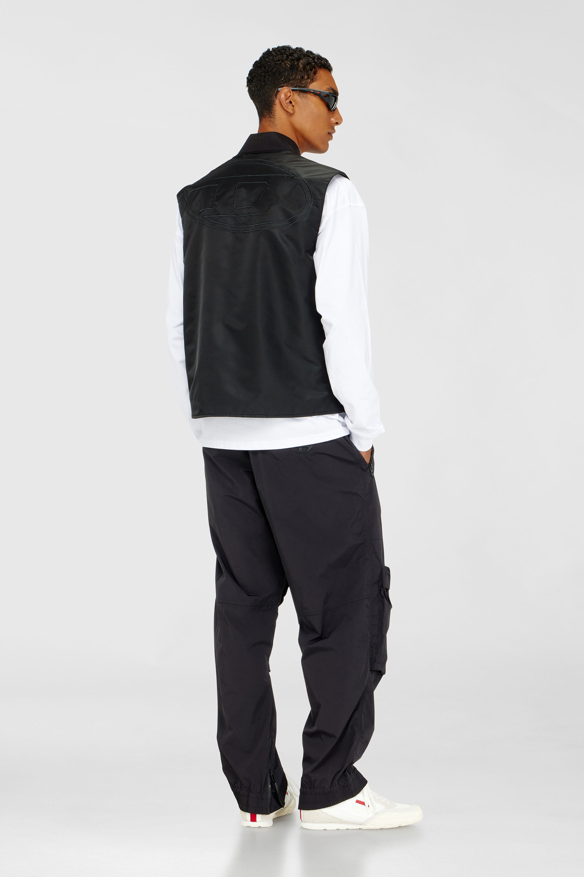 Diesel - W-TYPE-D1-SL, Gilet imbottito in raso con ricamo Oval D Uomo in Nero - 2