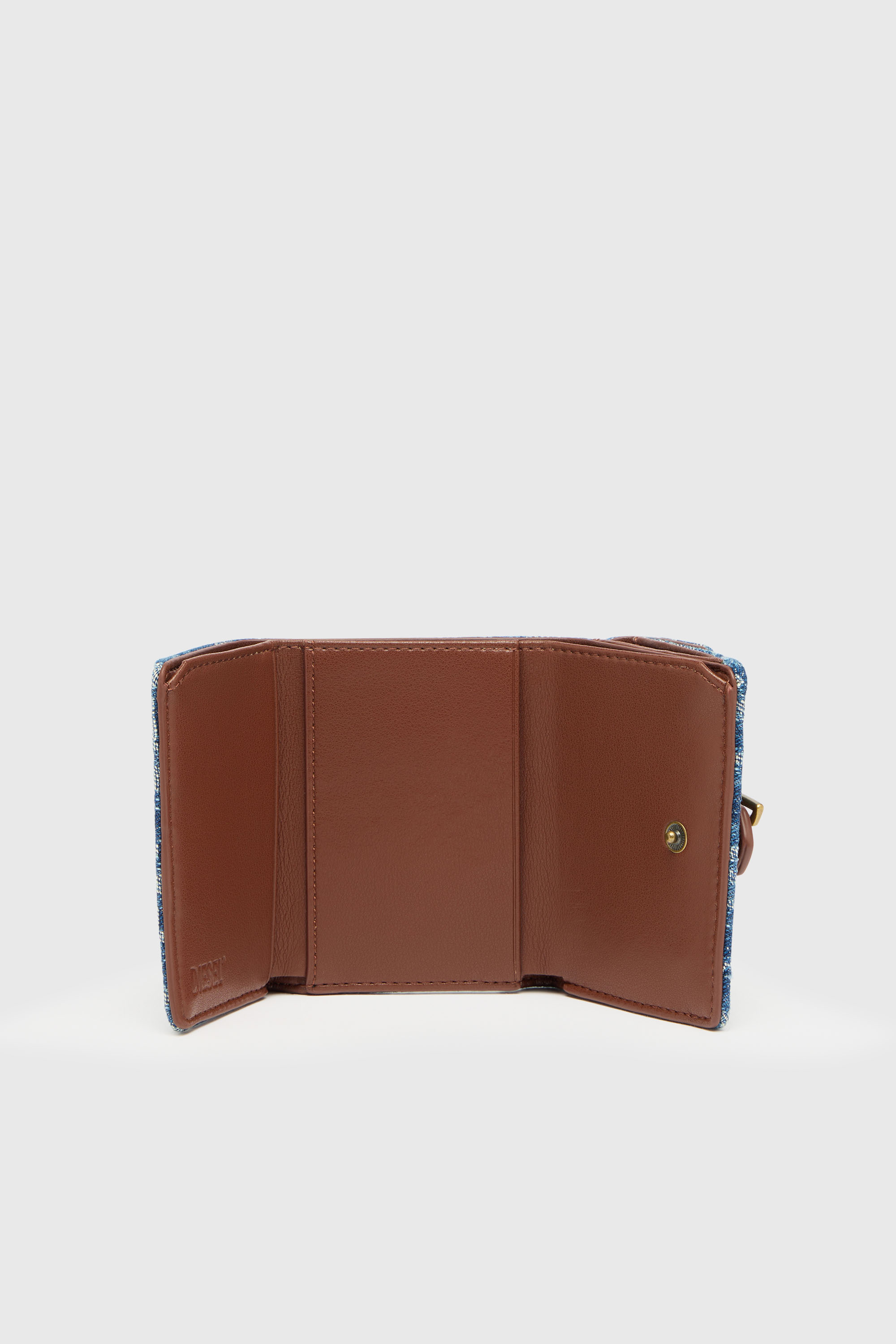 Diesel - D-LINE TRI FOLD COIN XS II, Portafoglio tri-fold in denim monogram con dettaglio cintura Donna in Blu - 3