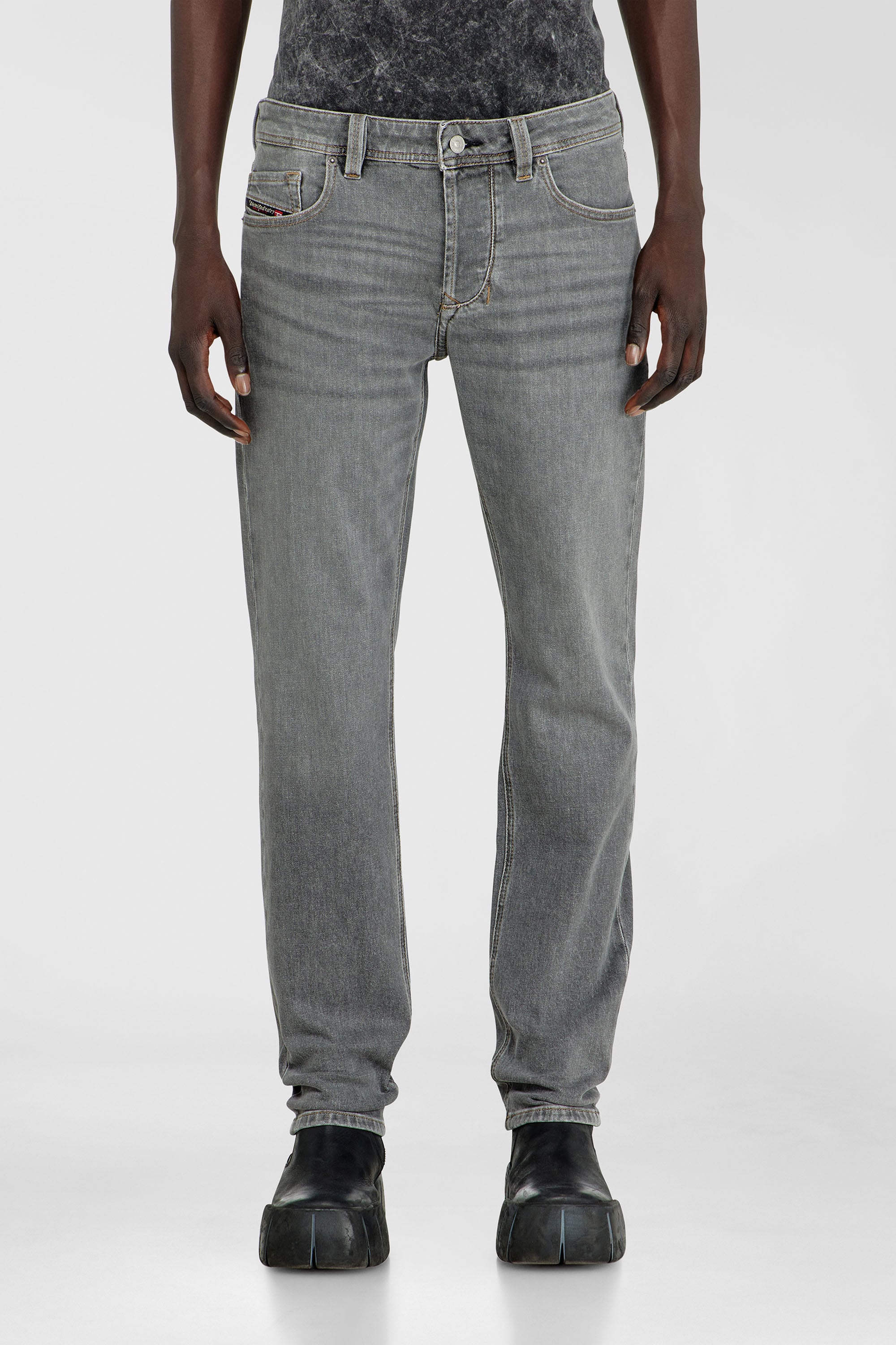 Diesel - Regular Jeans 1986 Larkee-Beex 0KBBI Uomo, Grigio - Image 1