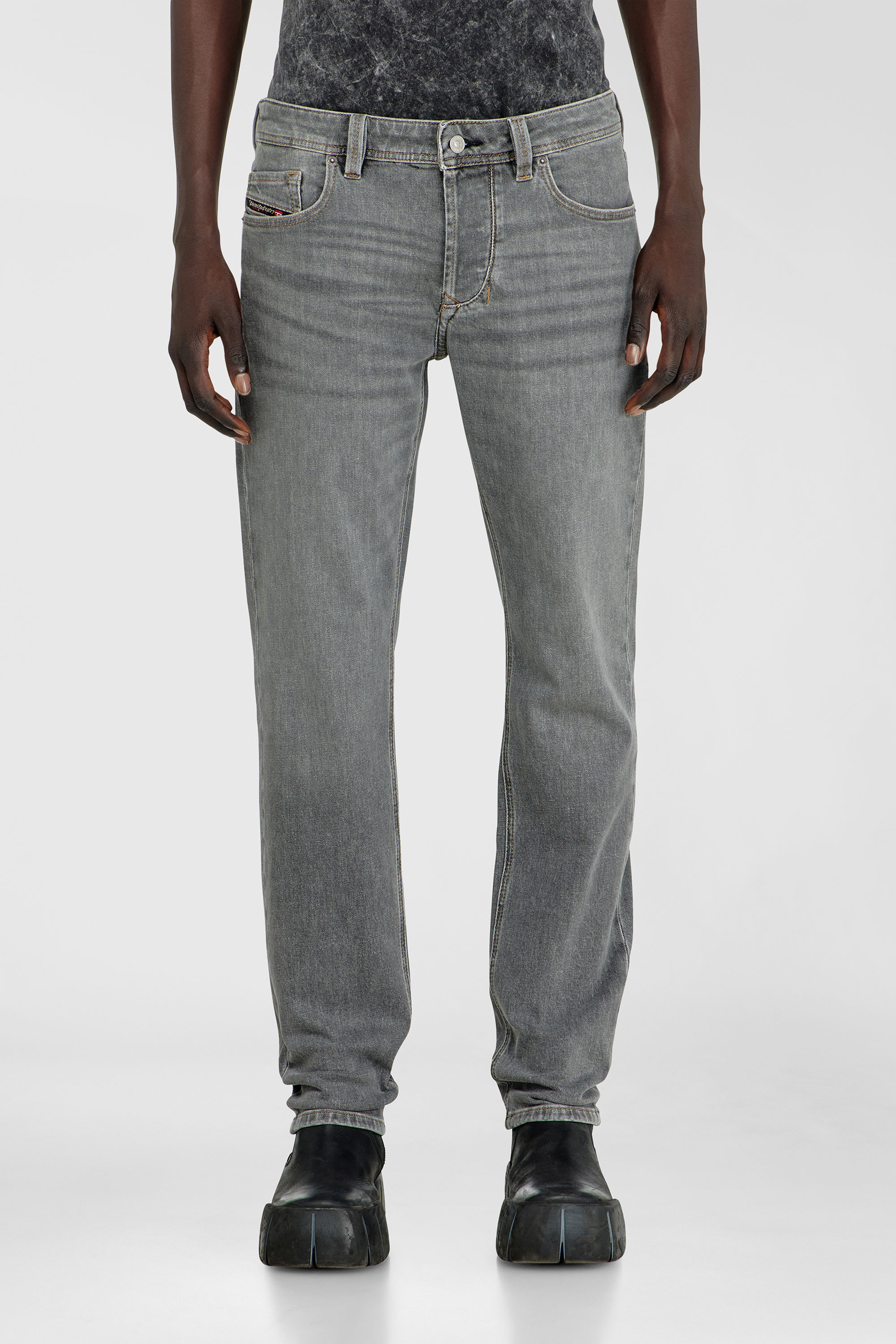 Diesel - Regular Jeans 1986 Larkee-Beex 0KBBI Uomo, Grigio - Image 4